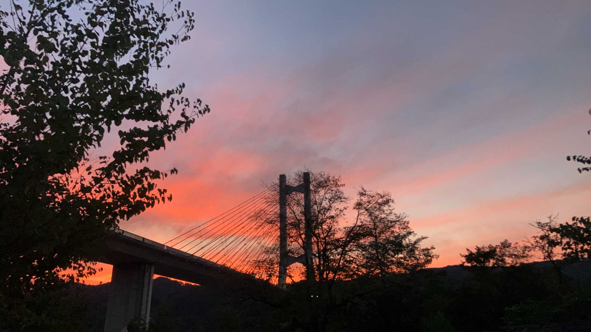 夕焼けに染まる橋