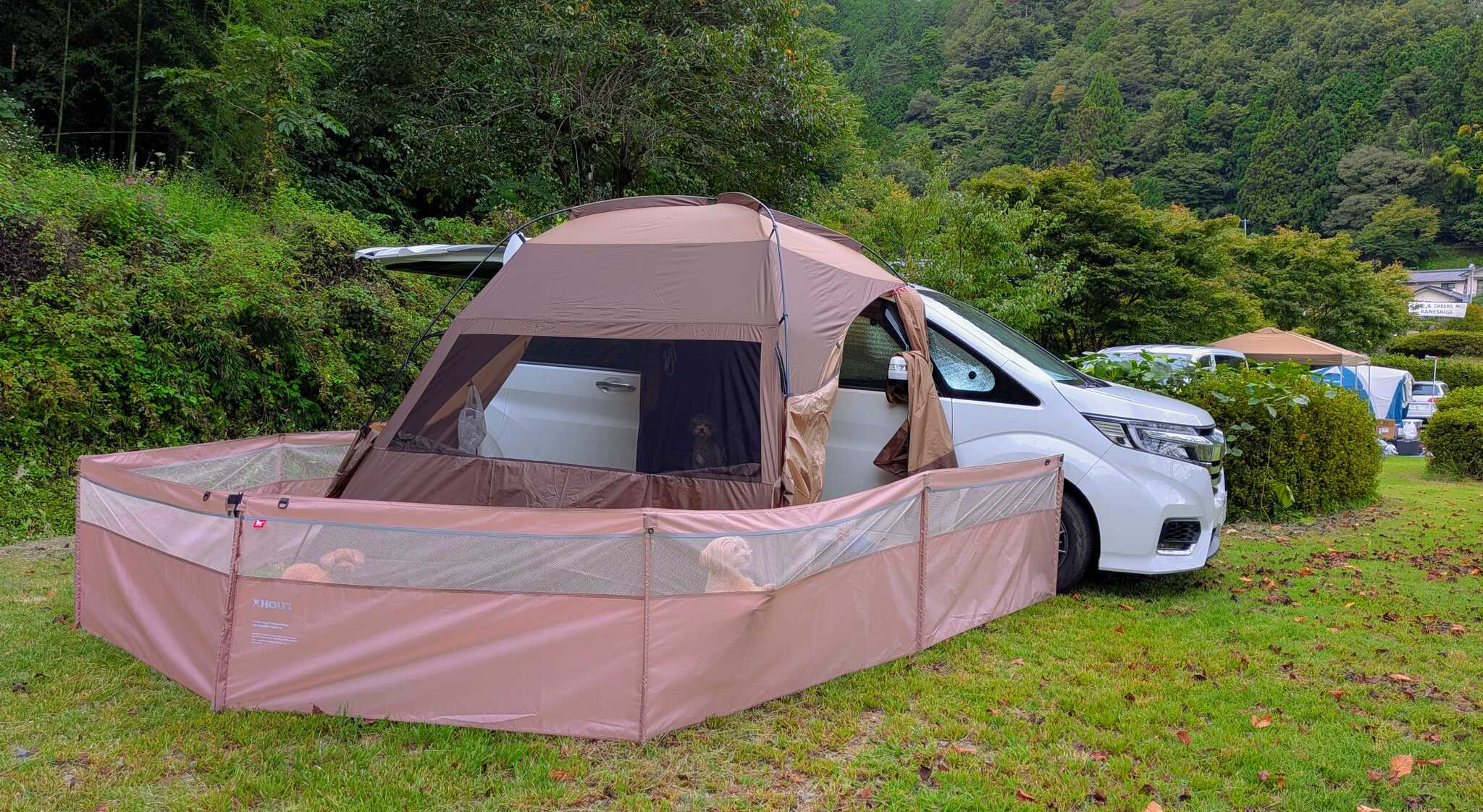 オートサイト9で車中泊。わんこのためにHOUTのフェンス導入