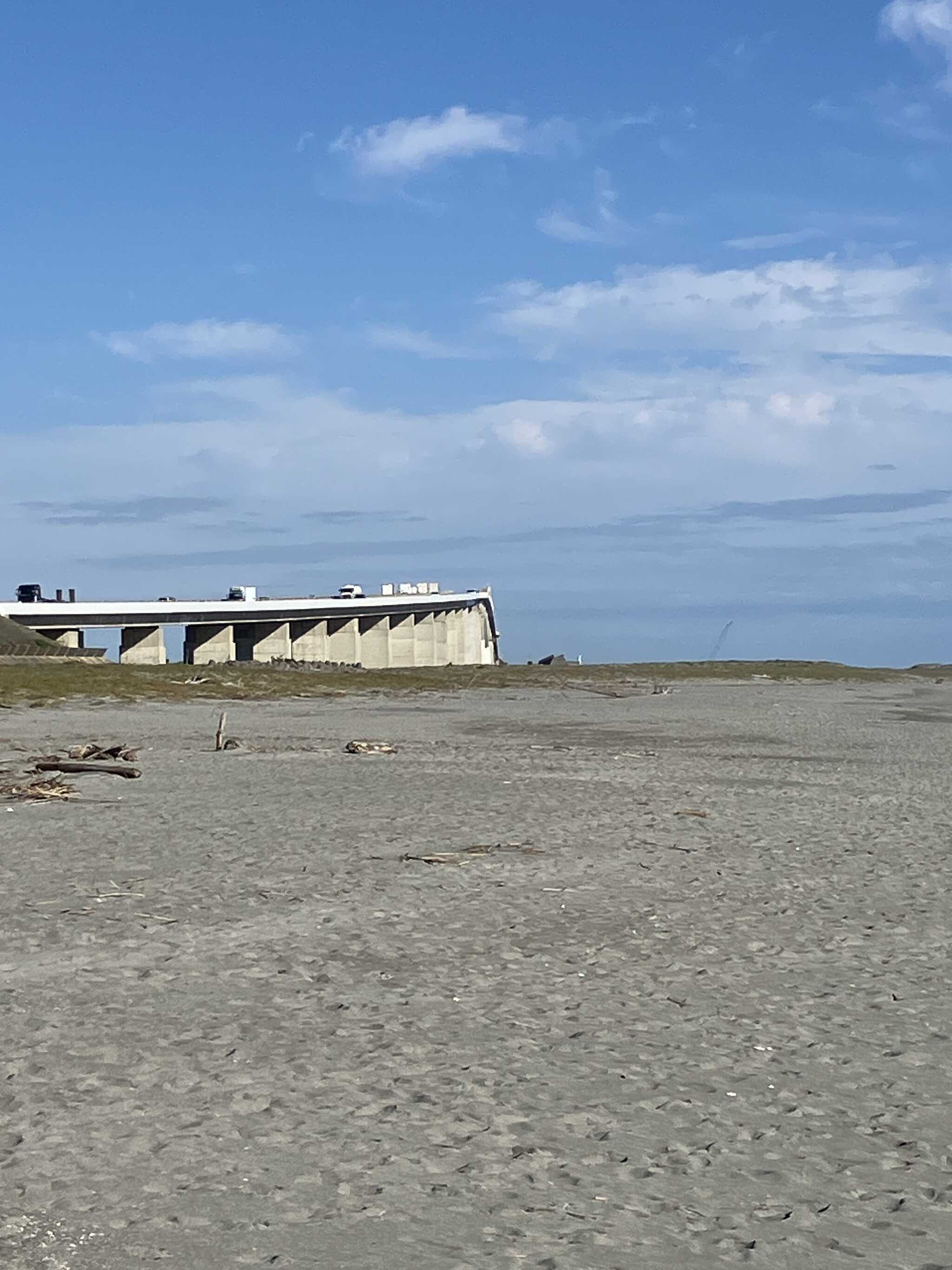 遠州灘からの浜松大橋