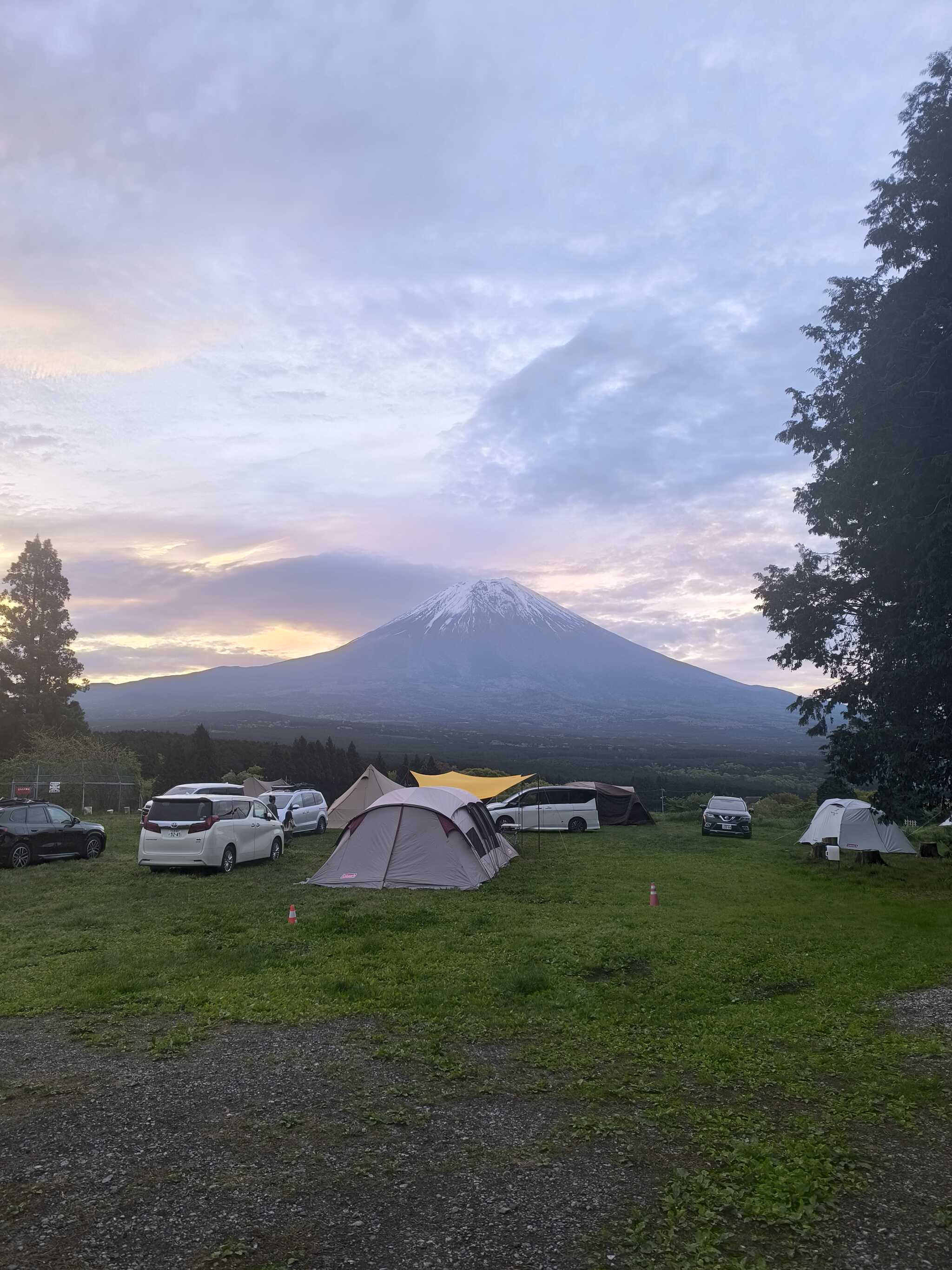 キャンプ地から見上げる富士山
