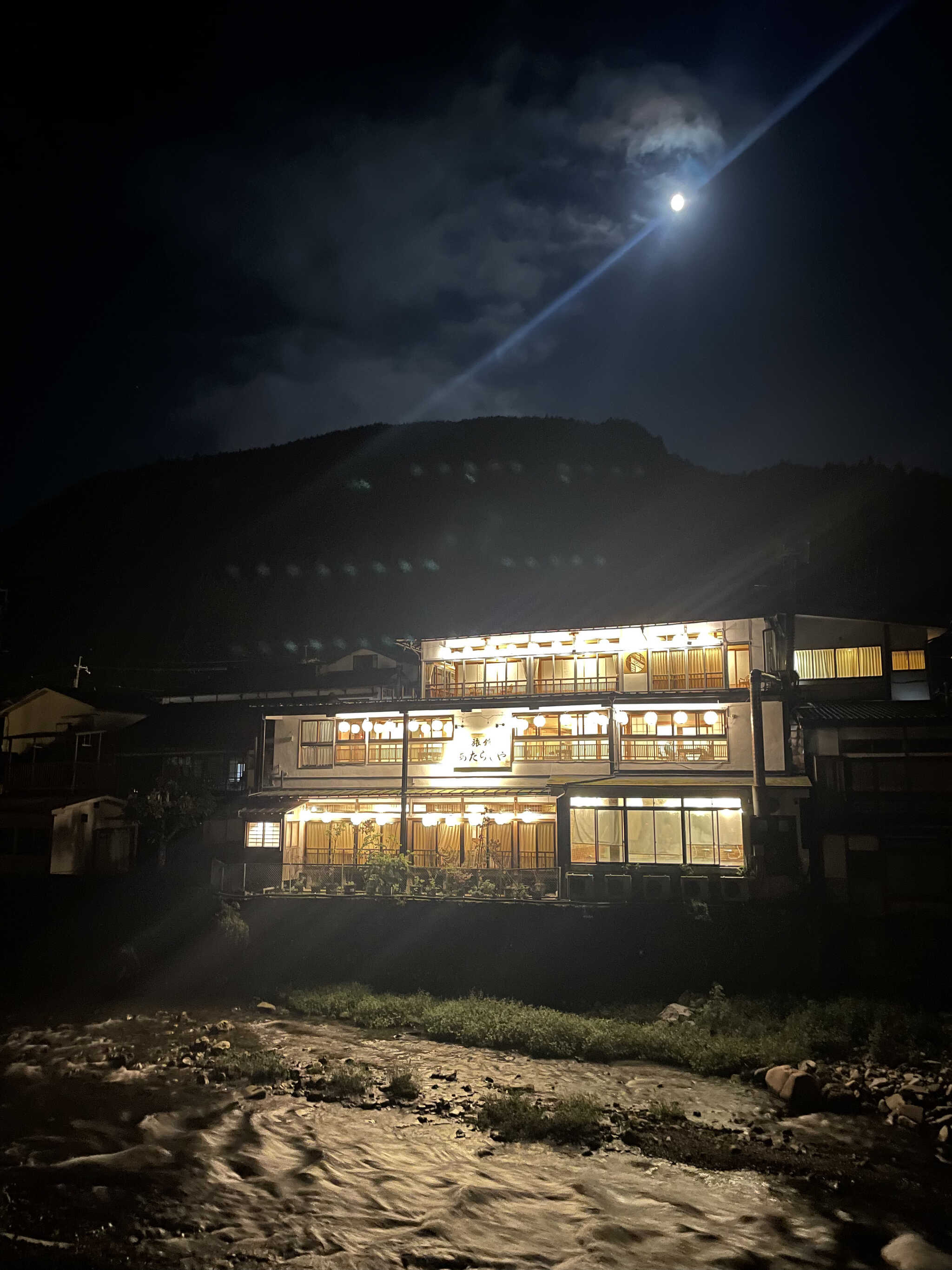 夜の温泉街