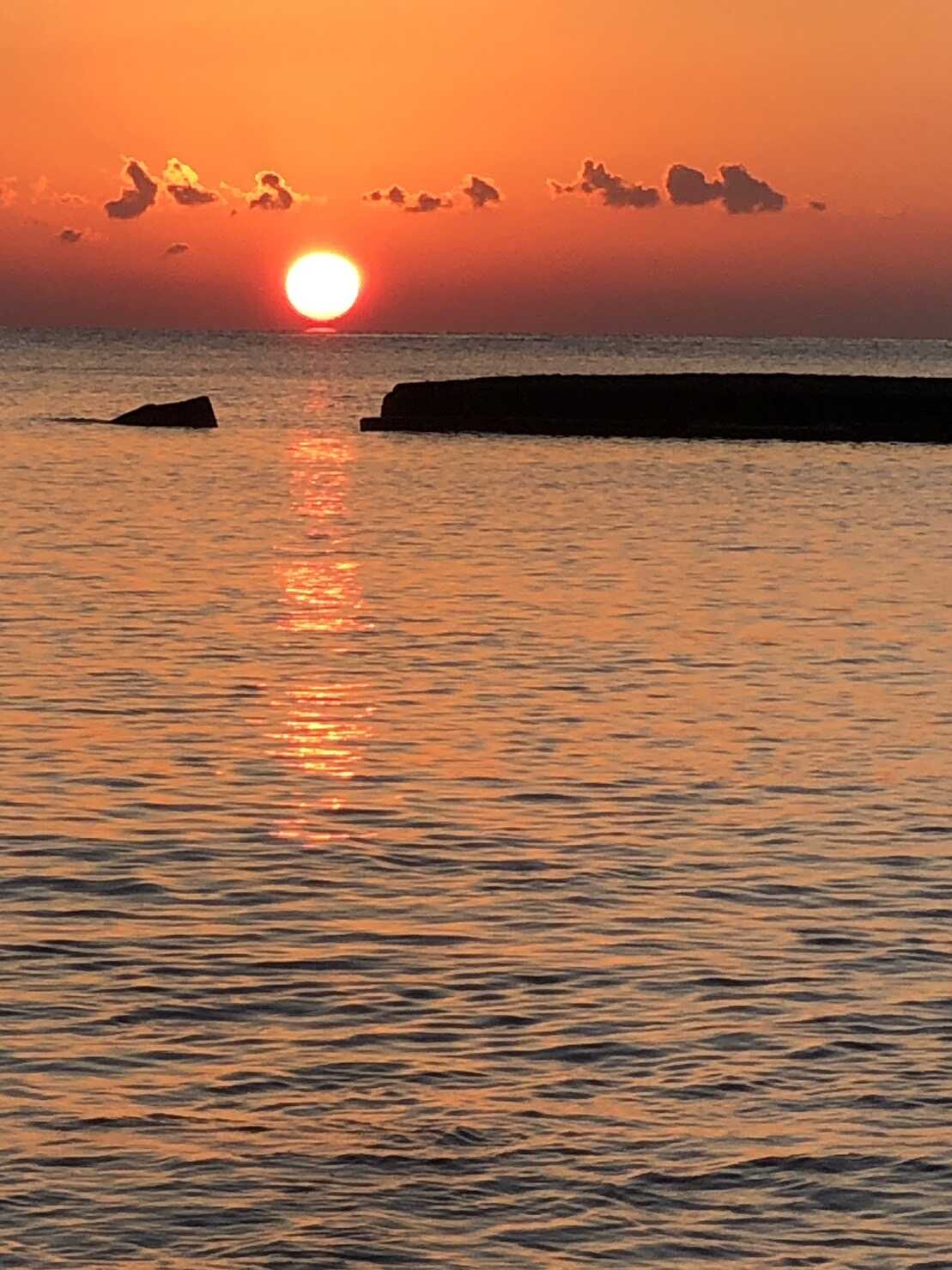 海に沈む夕日が美しい 2