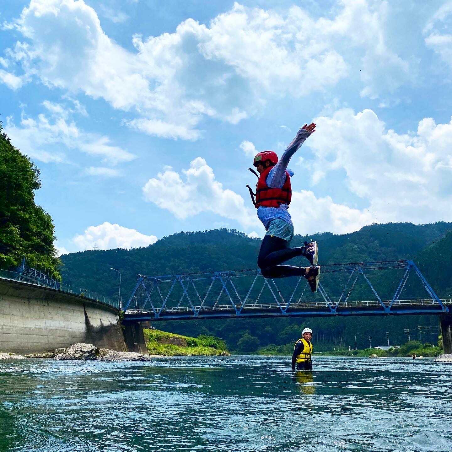 綺麗な川飛び込み!爽快