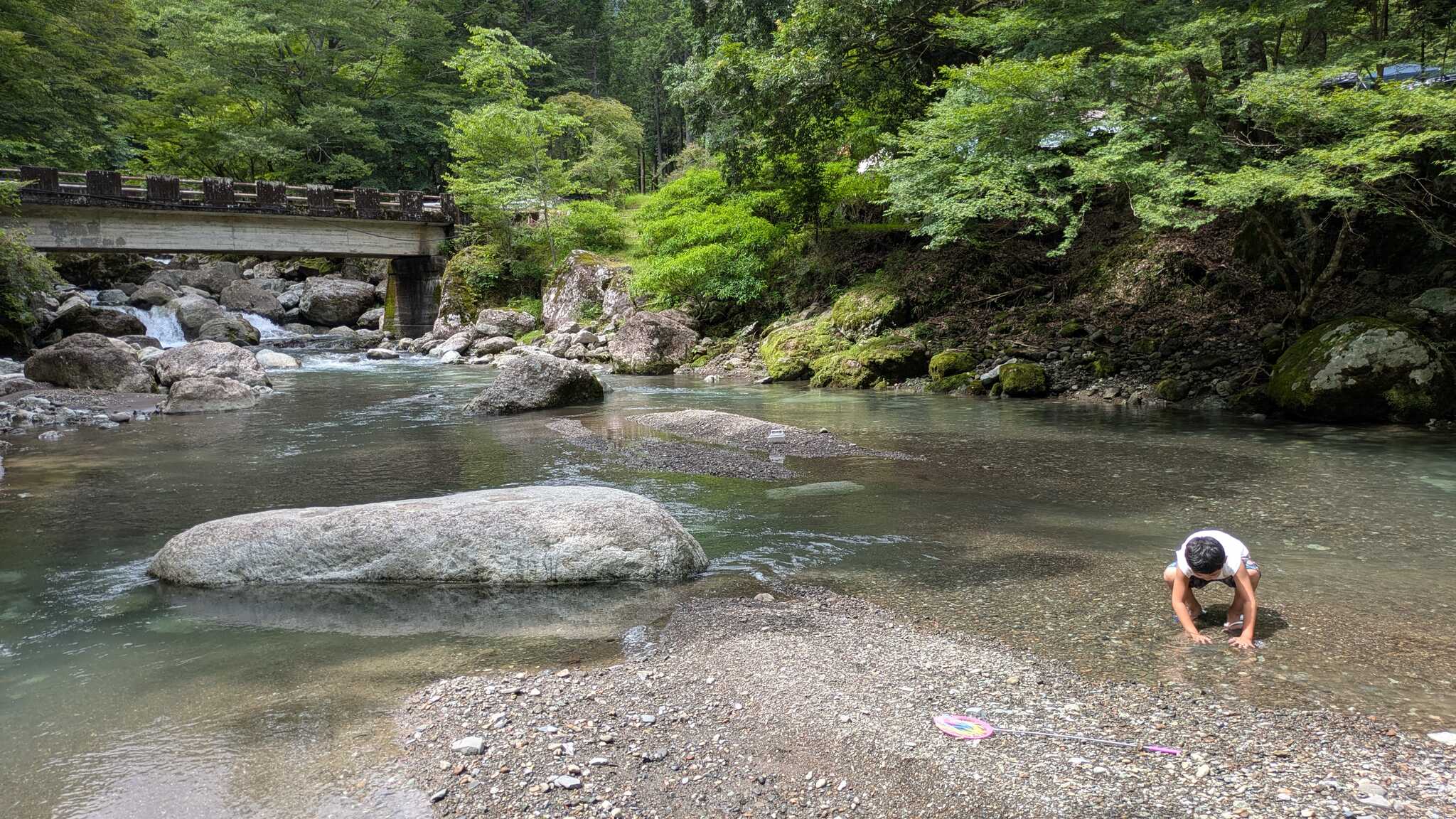 隣接する川