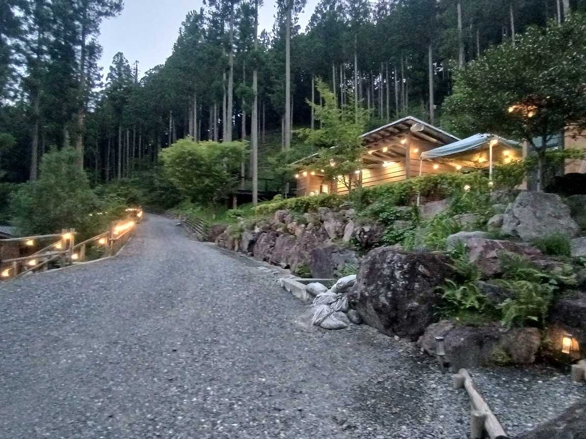 夕方から水場、一部の通路、サイトには伝統が灯ります