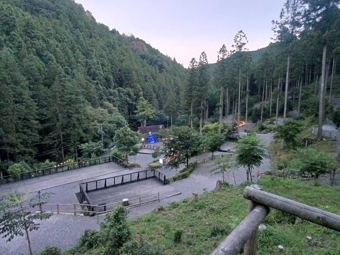 夕方から水場、一部の通路、サイトには伝統が灯ります