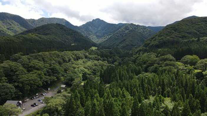 管理棟の上がキャンプ場