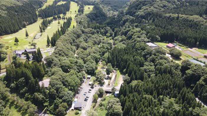 隣はゴルフ場