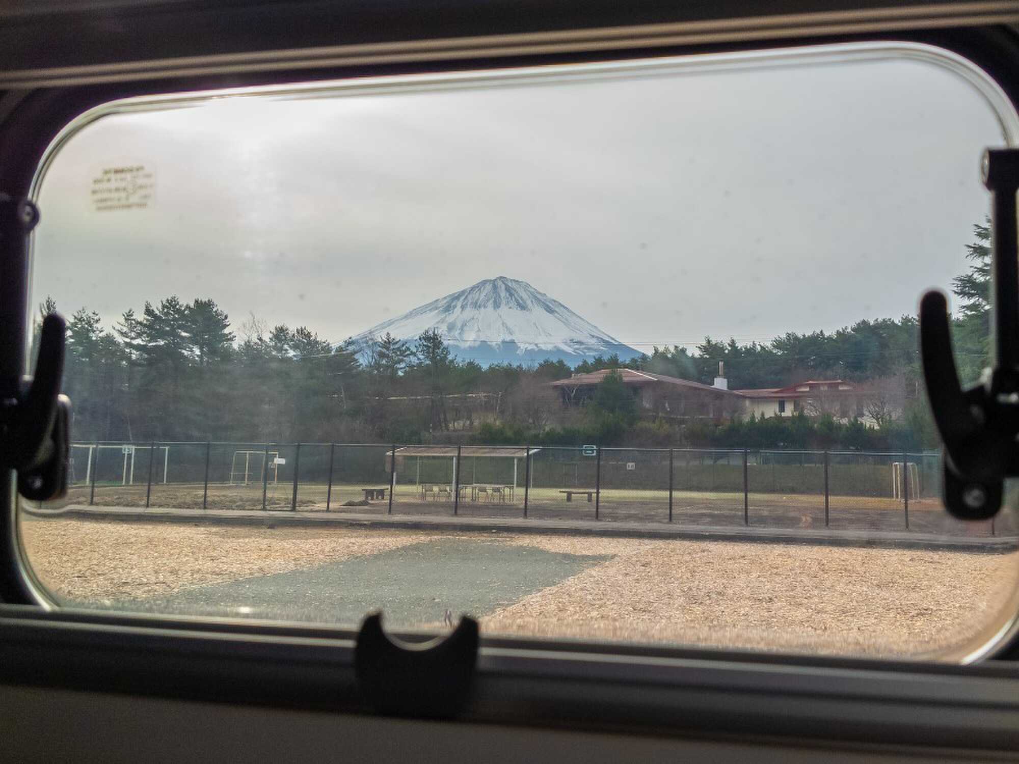 車内から見える富士山