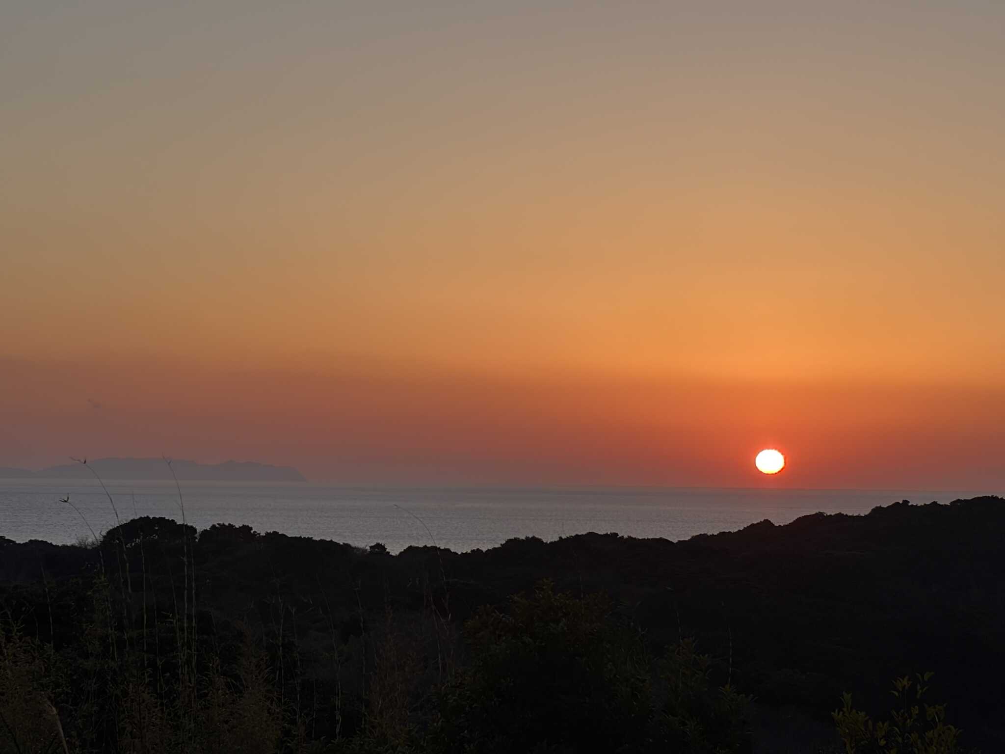 水平線に沈みゆく夕日