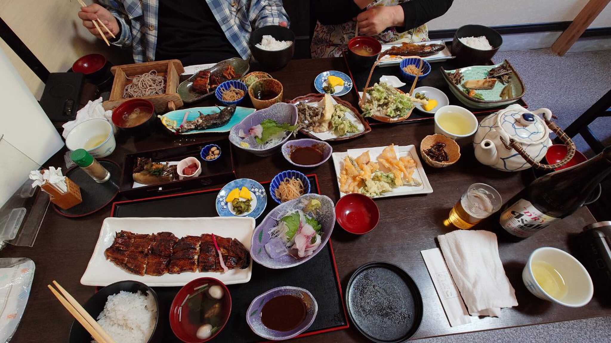 向いの料理屋「山びこ」のご馳走