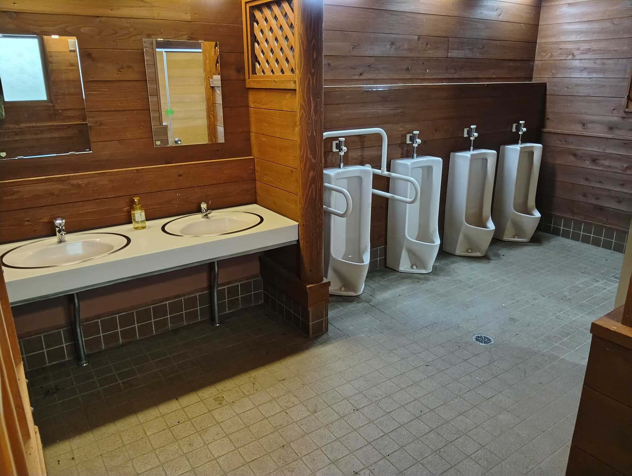 男子トイレ