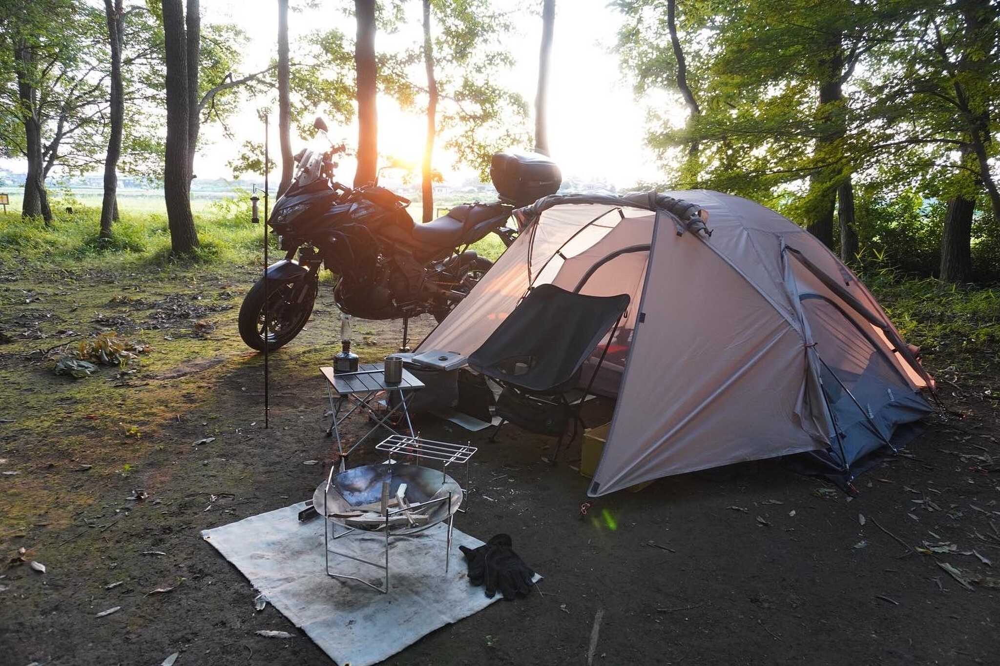 バイクはエンジンを切って押して乗り入れ可能です