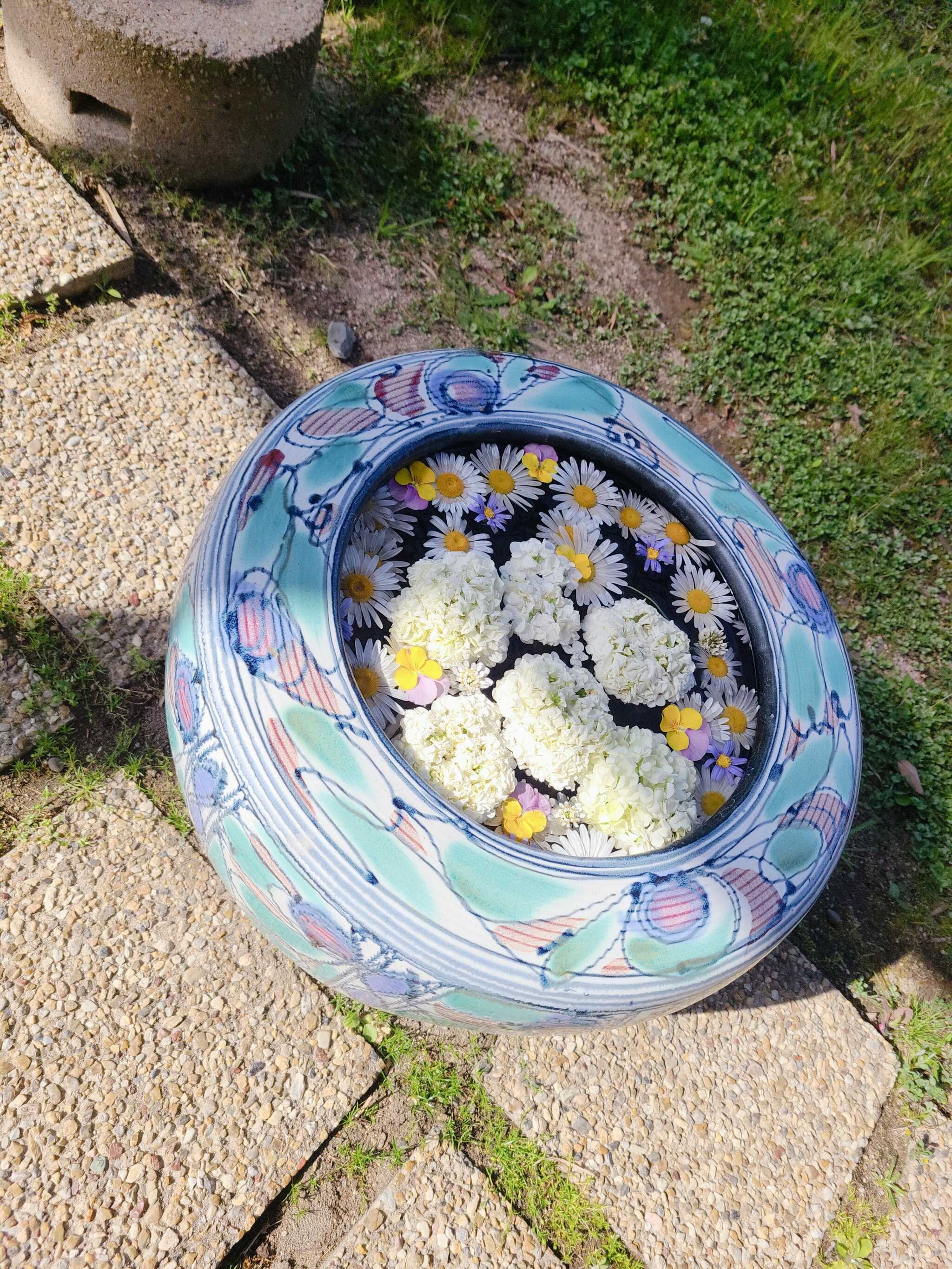 遊歩道の花手水