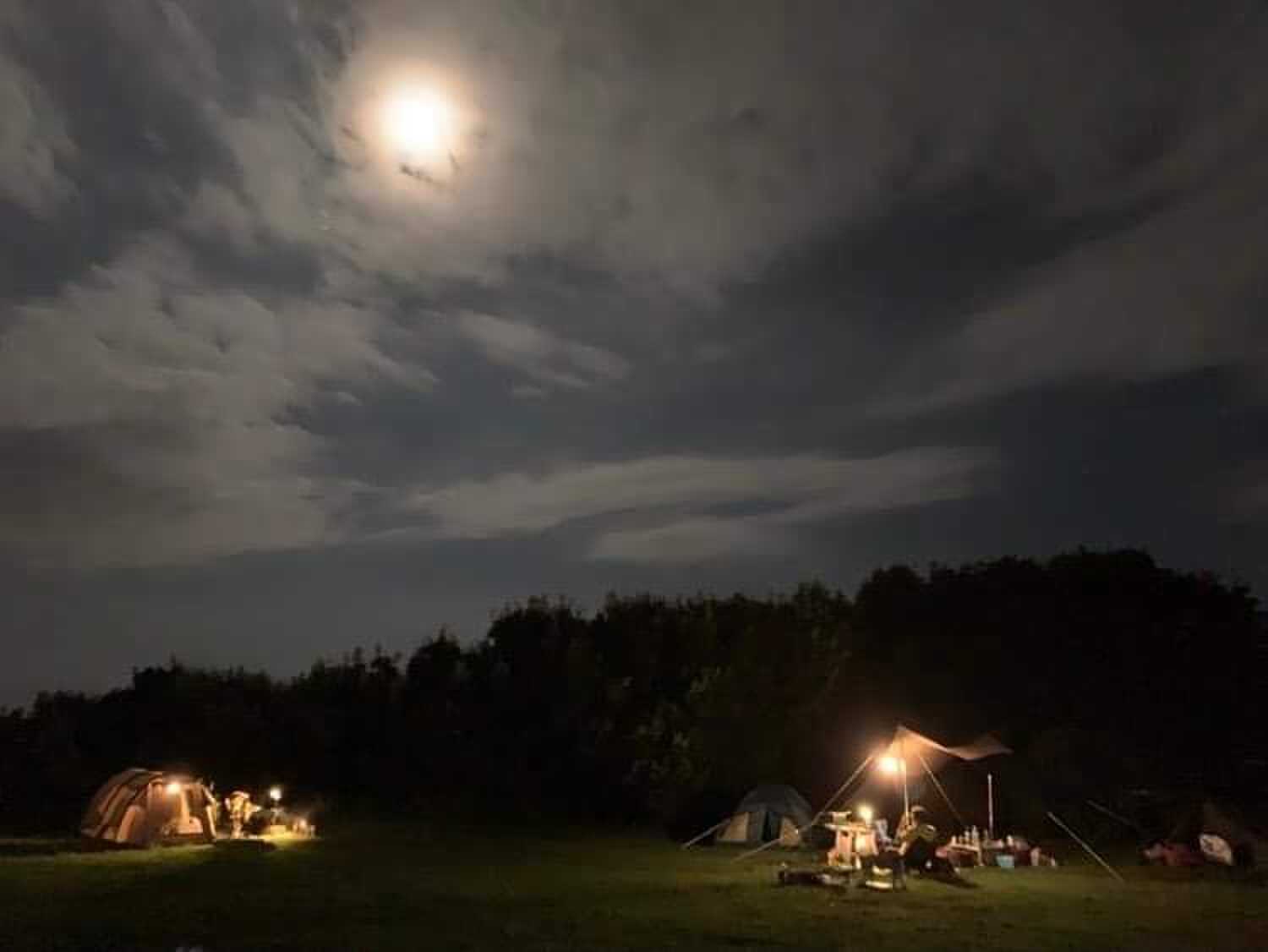 幻想的な月夜のキャンプ