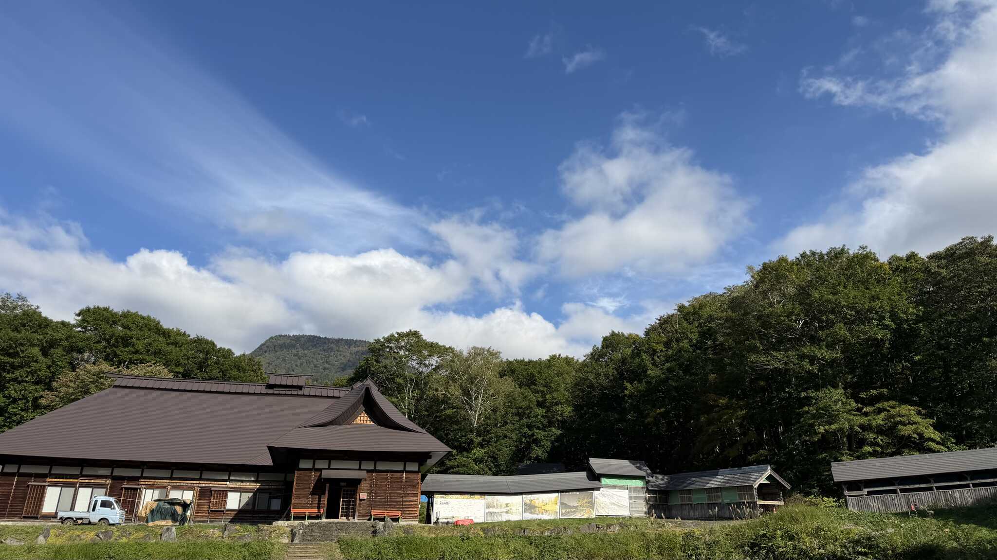 古民家風の受付。中に温泉があります。