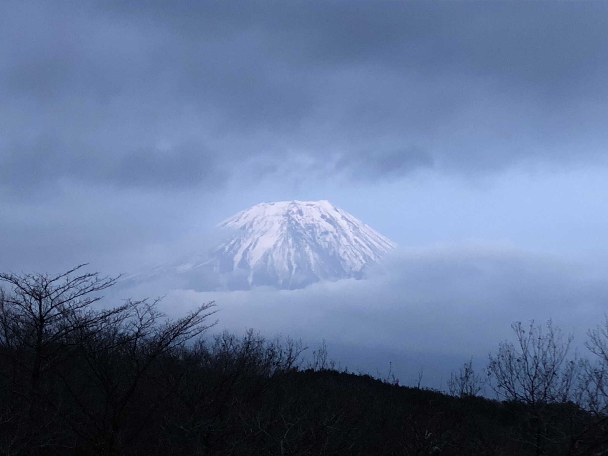 雲の切れ間からの山頂部分