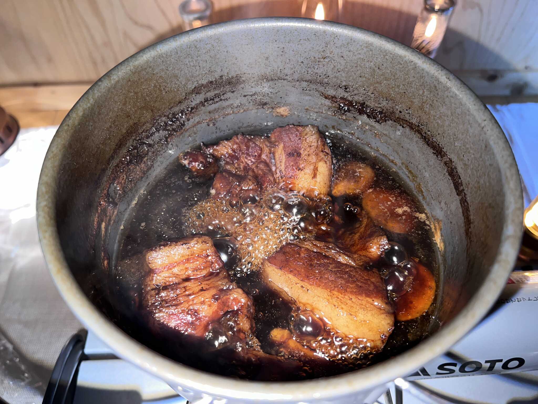 コーラの豚の角煮煮込み中