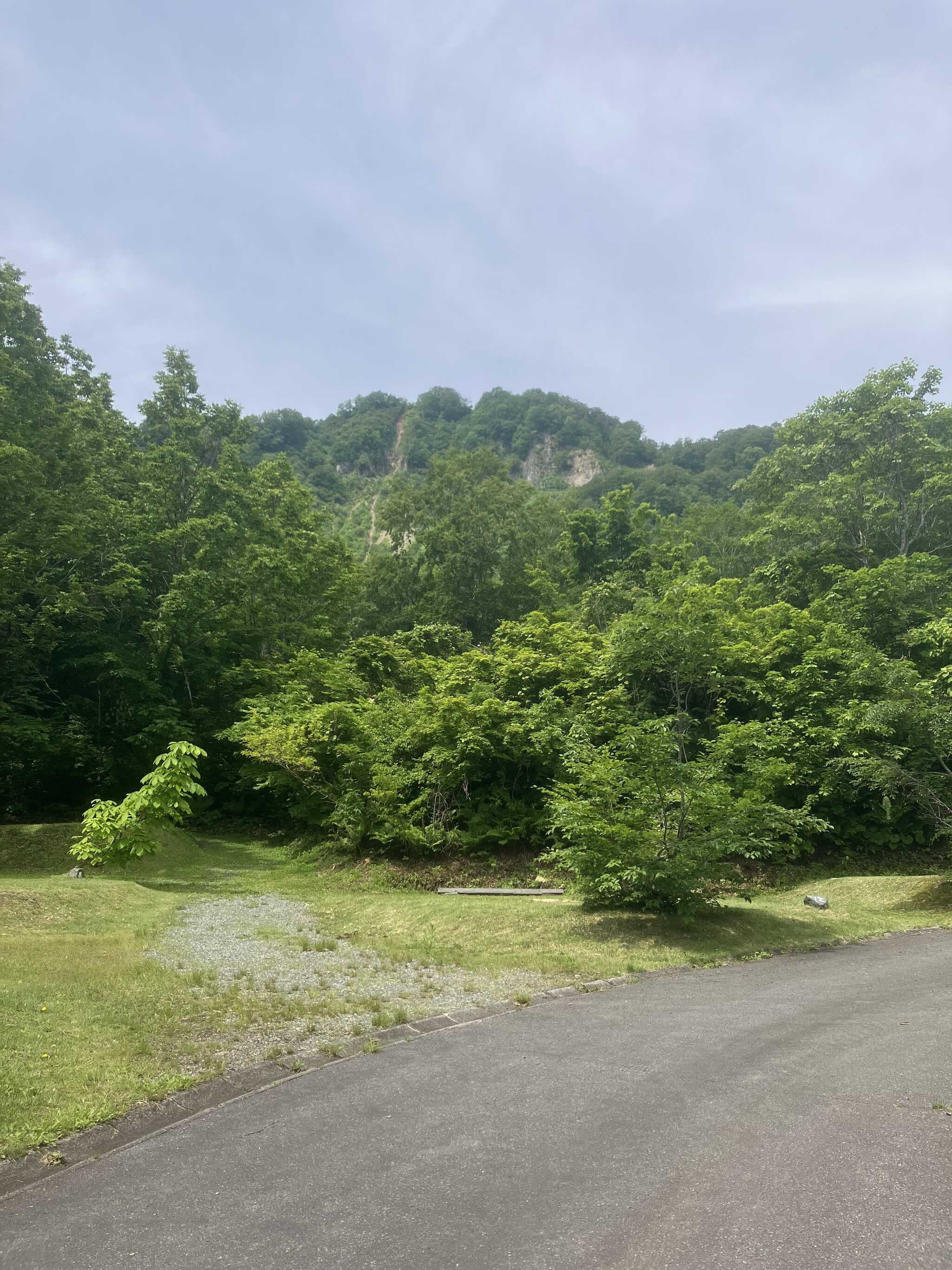 キャンプ場から見える雨飾山