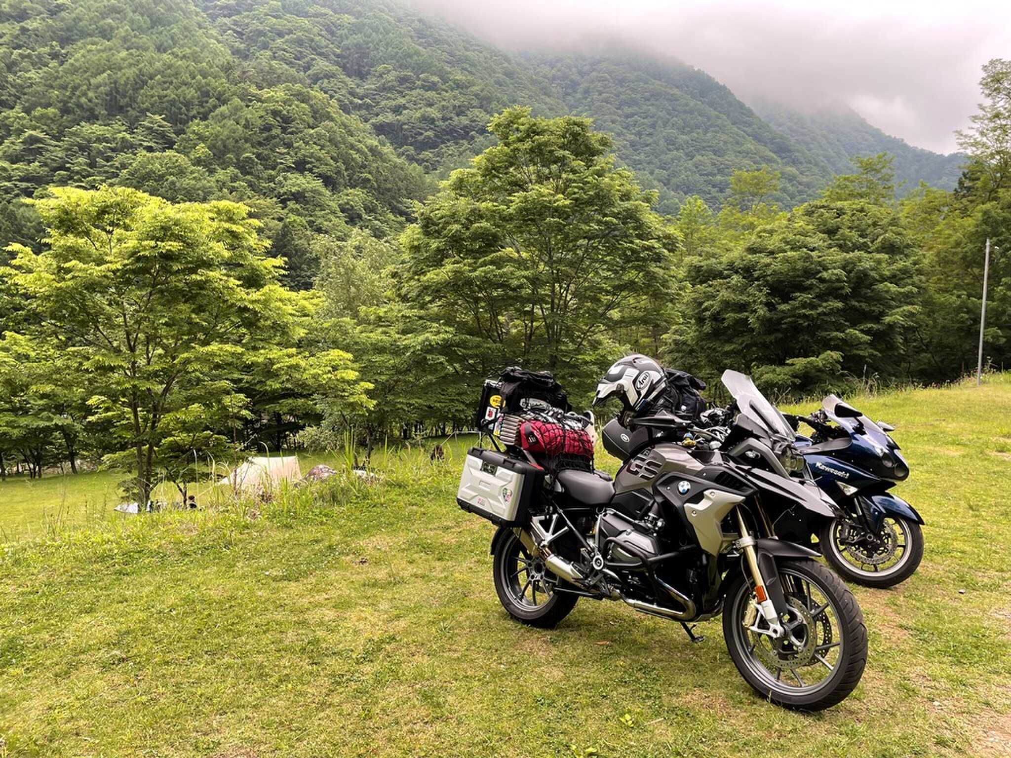 サイト入口駐車場