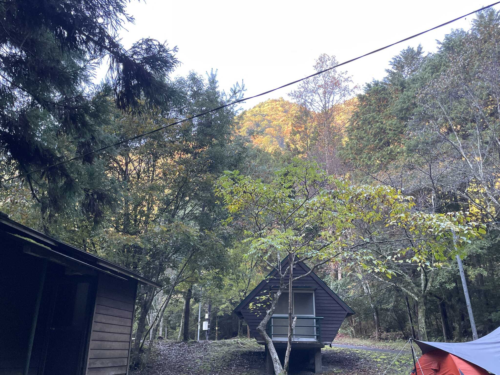 朝9半。ようやく向こうの山に朝日が当たる