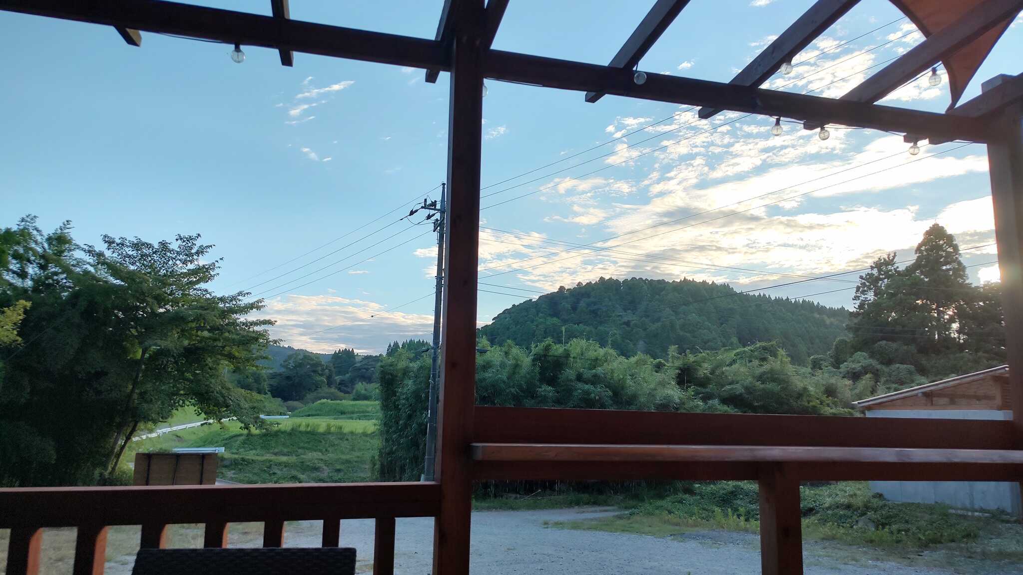 管理棟からキャンプ場入口を望む