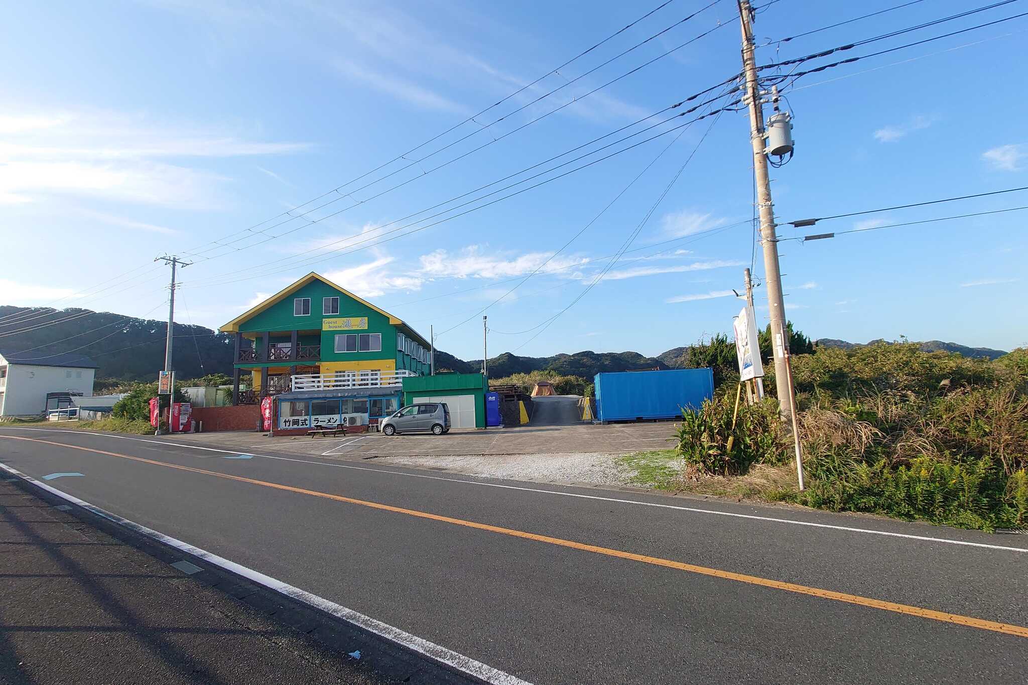 この青い(緑?)建物が目印