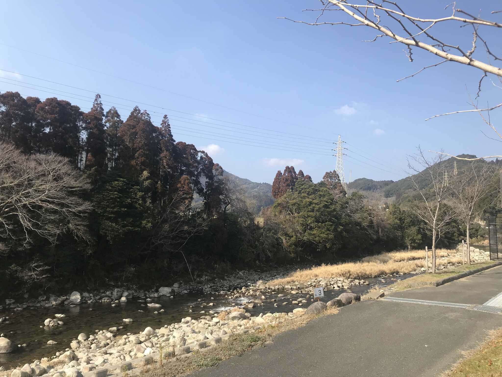 川と上流の方向上流に熊の川温泉があります。