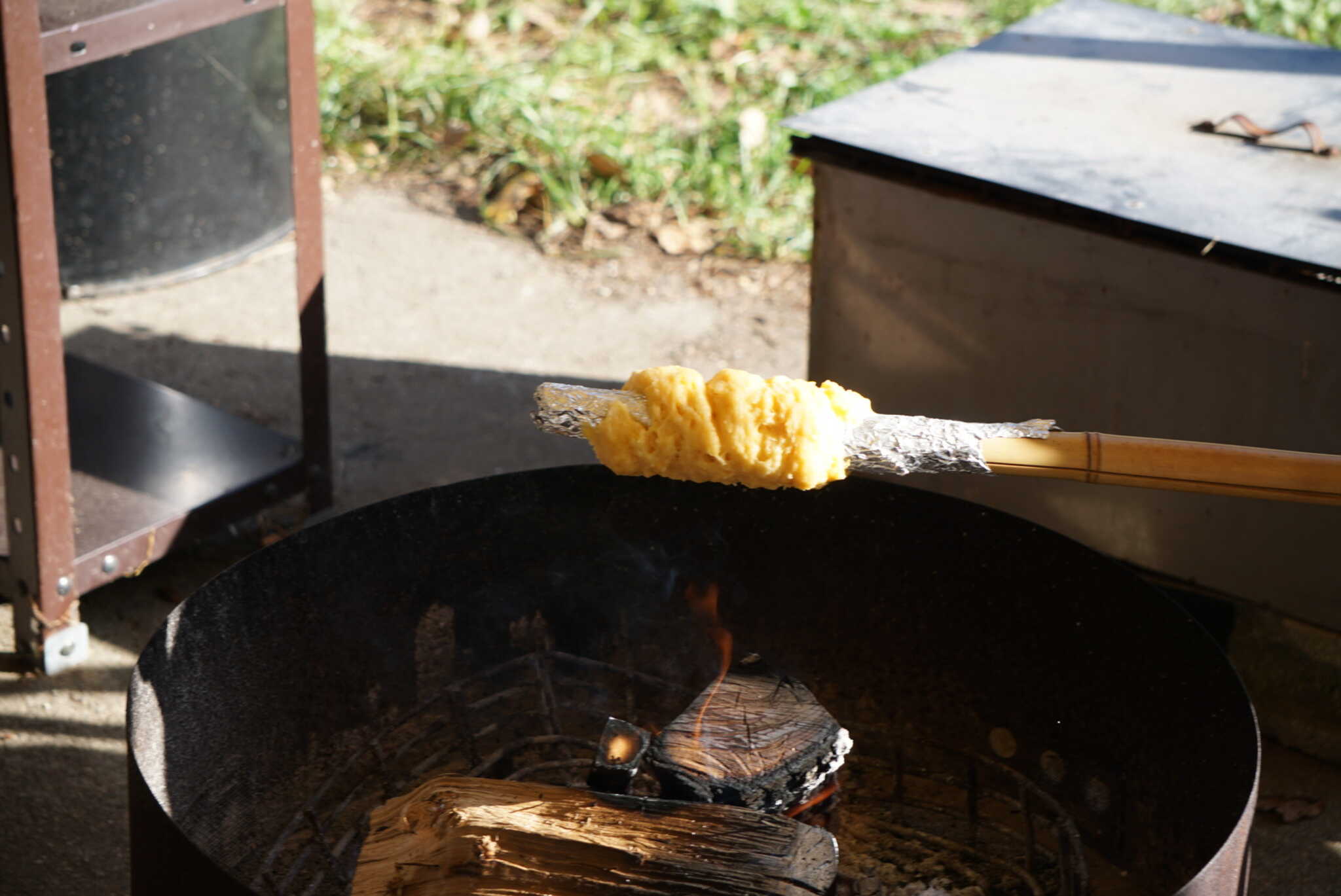 焚き火で焼きます