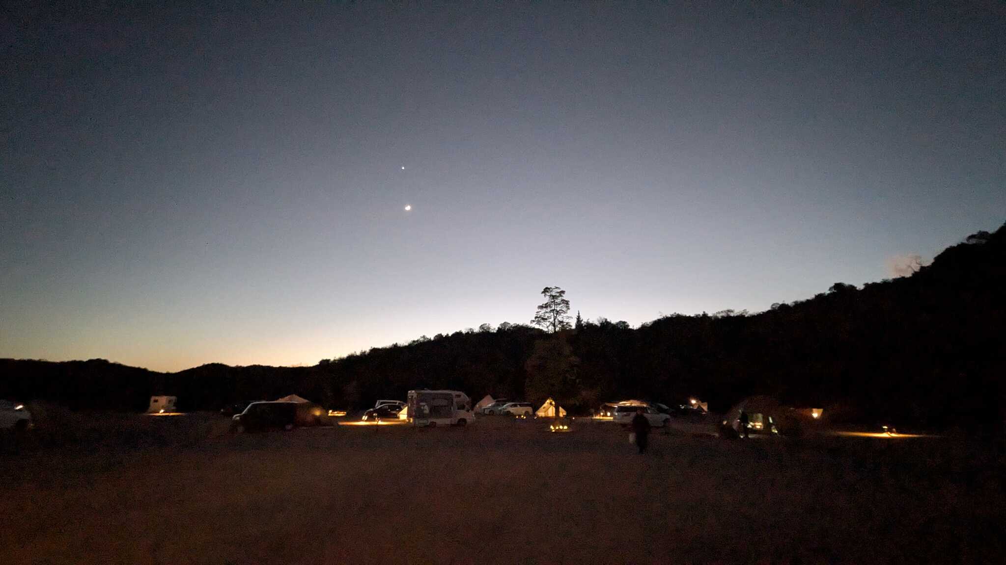 夜のキャンプ場