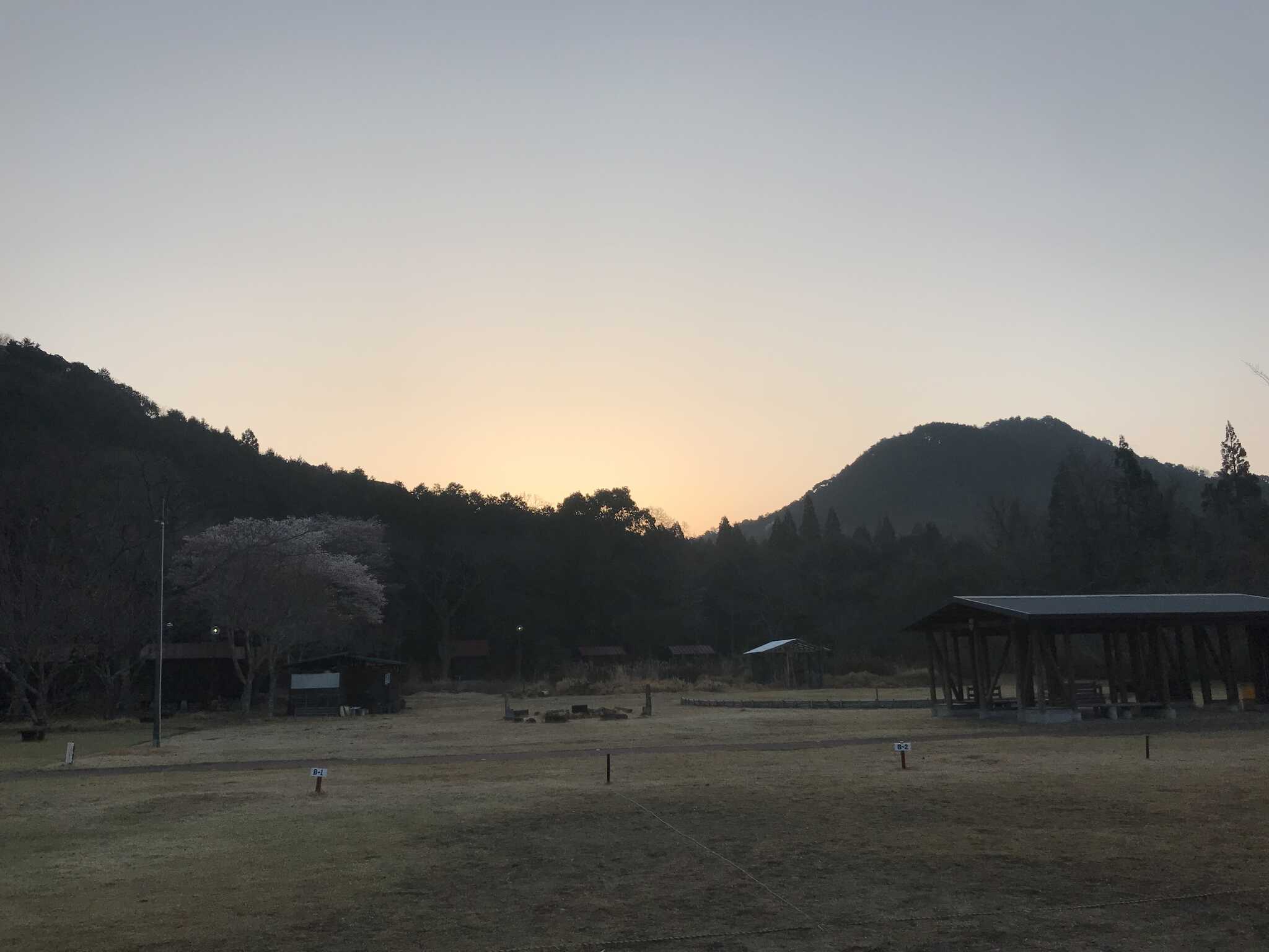 テントから見た明け方の風景