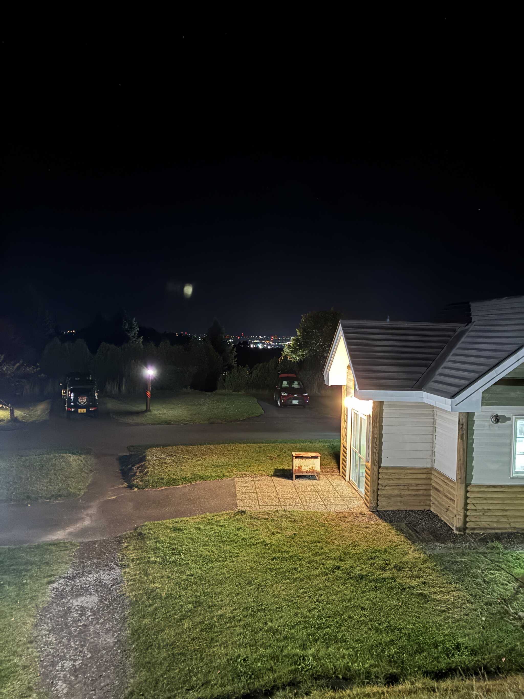 トイレ向かいの炊事場の奥に見える夜景