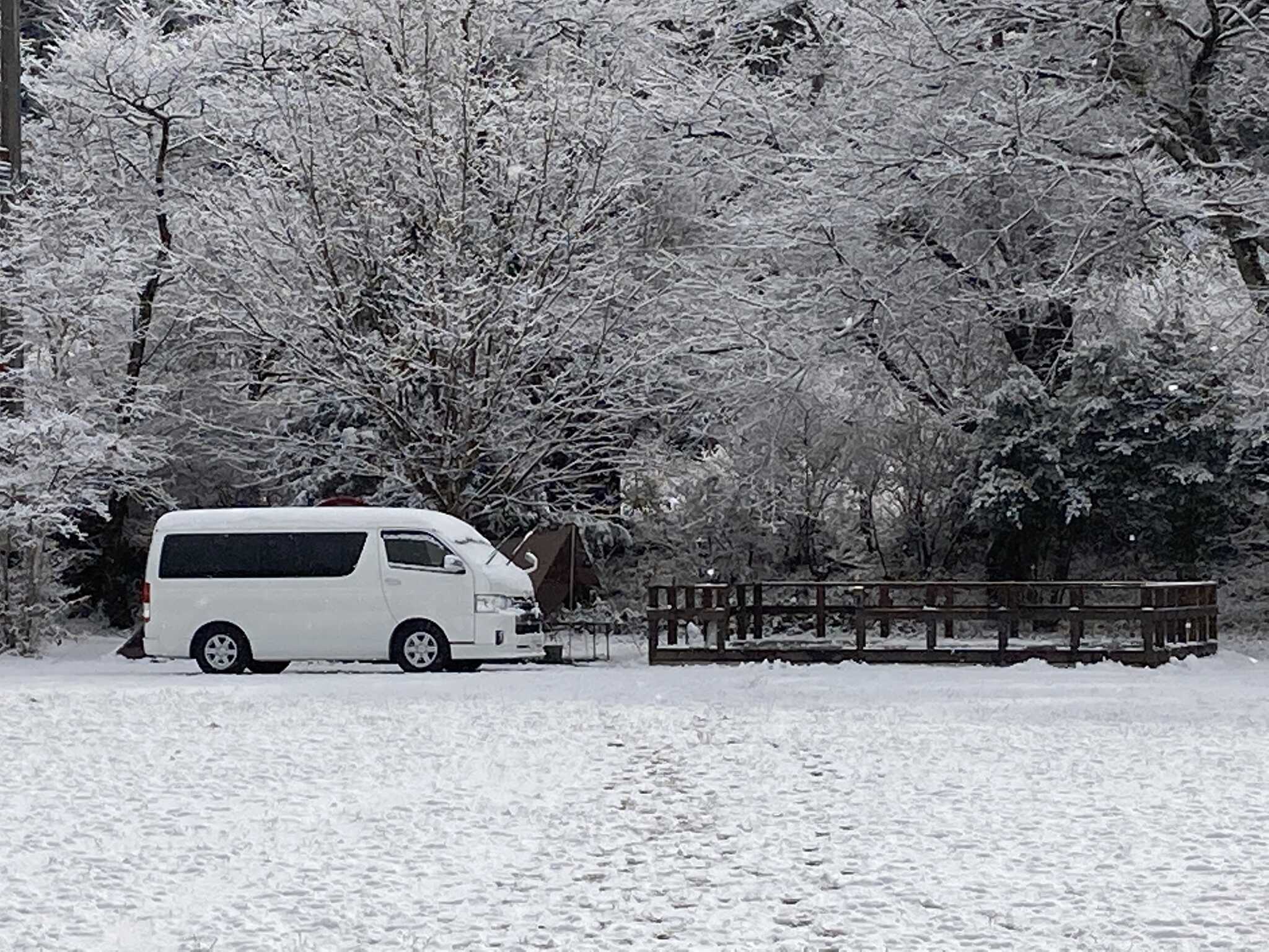 雪が降った後の武尊根小学校