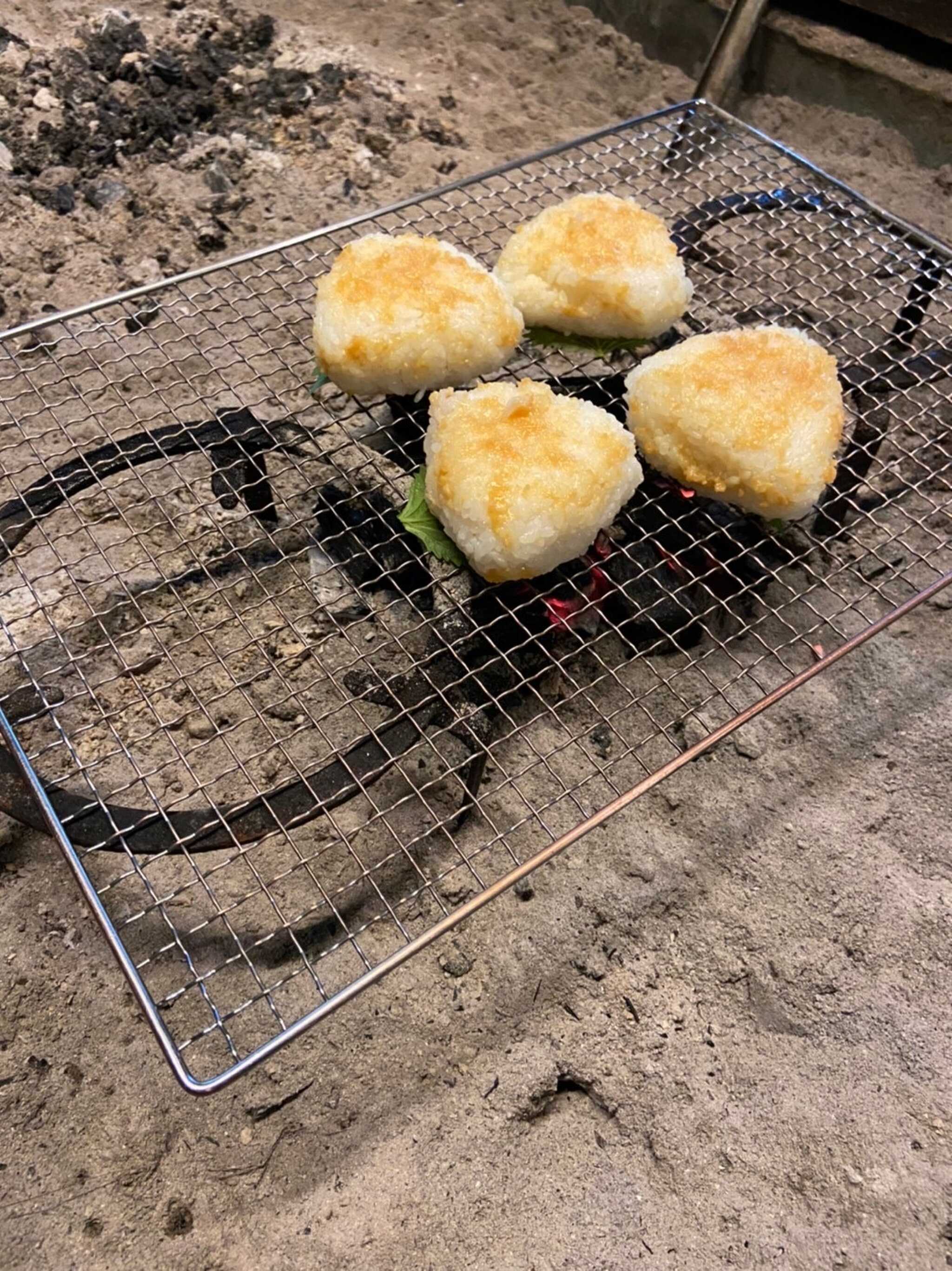 囲炉裏で焼きおにぎりは絶品!