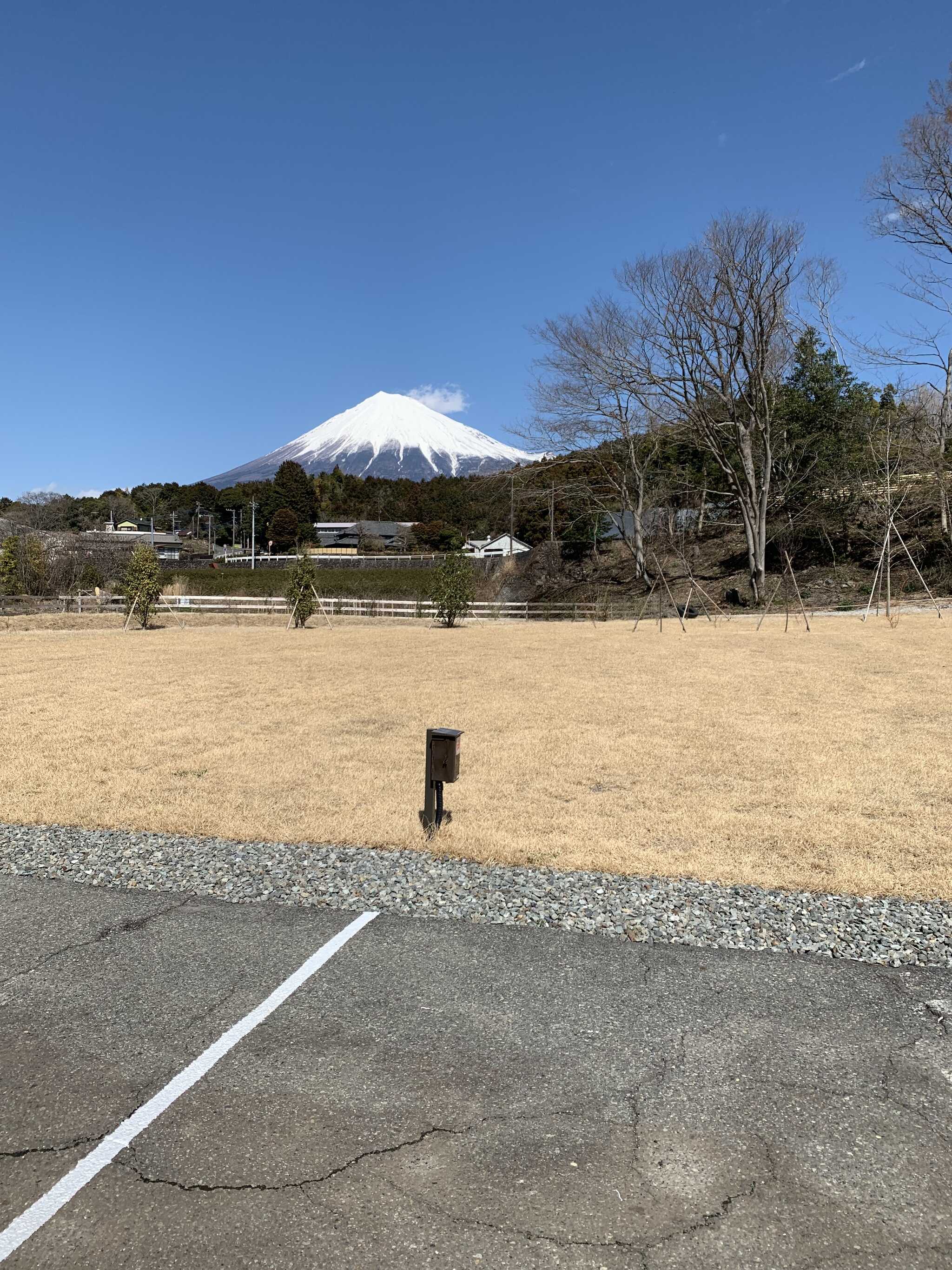 駐車スペースからの富士山