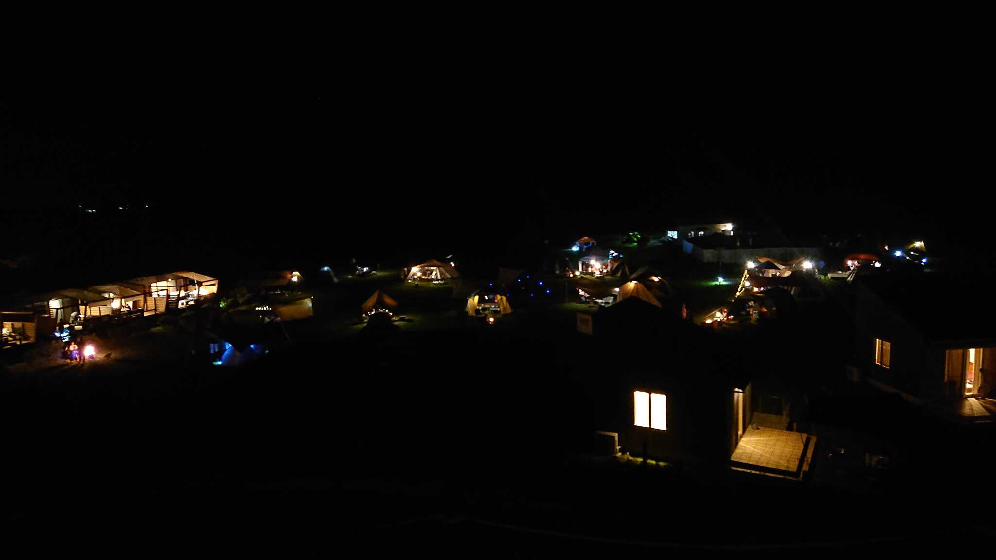 夜のキャンプ全景