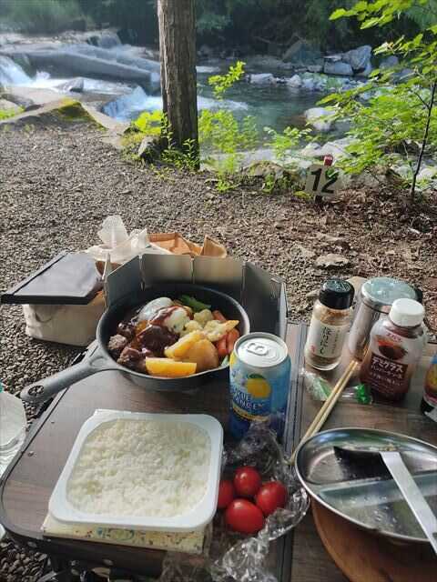 渓流を見ながらの夕食