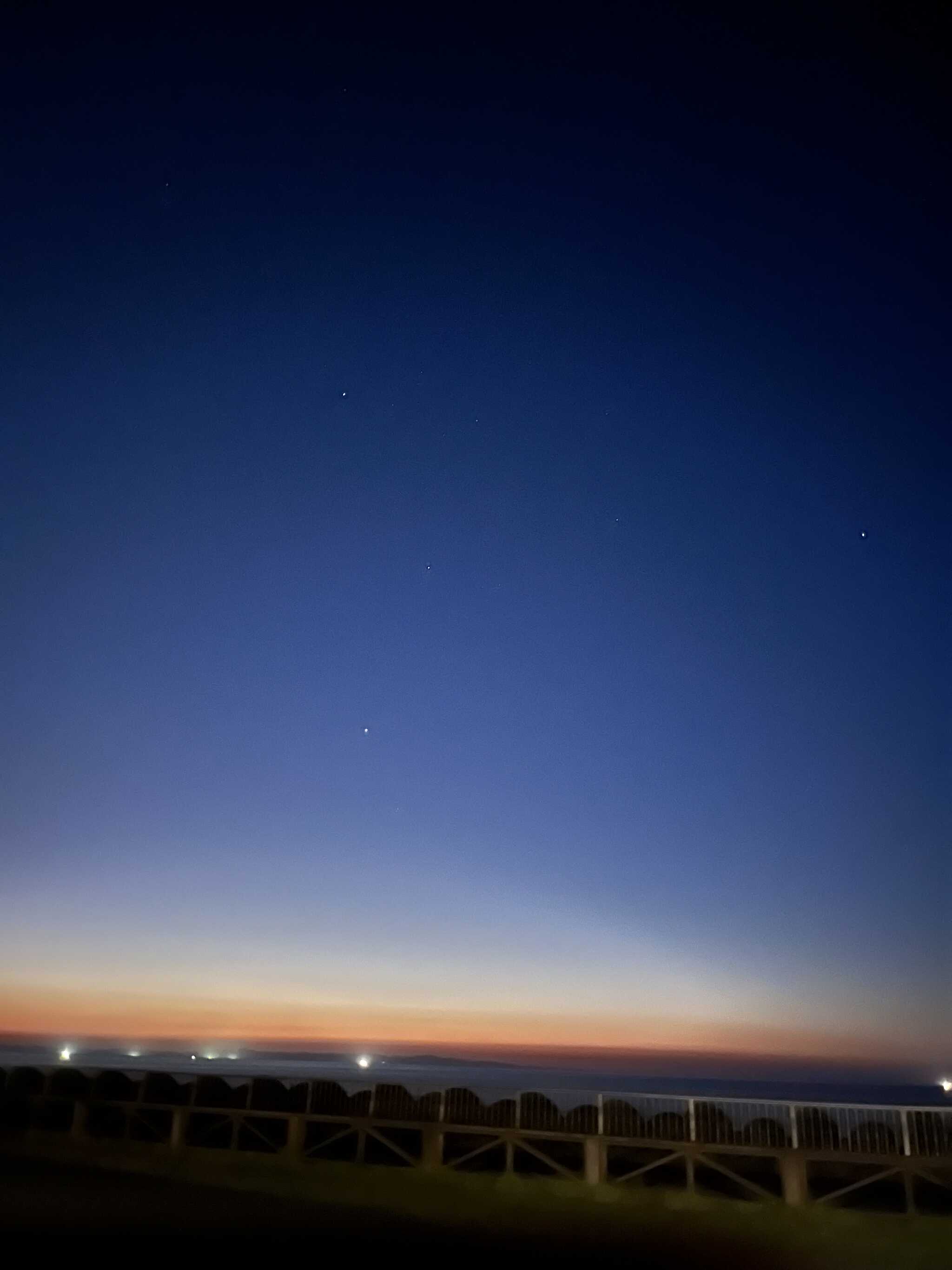 夕日が沈んだ後の星空