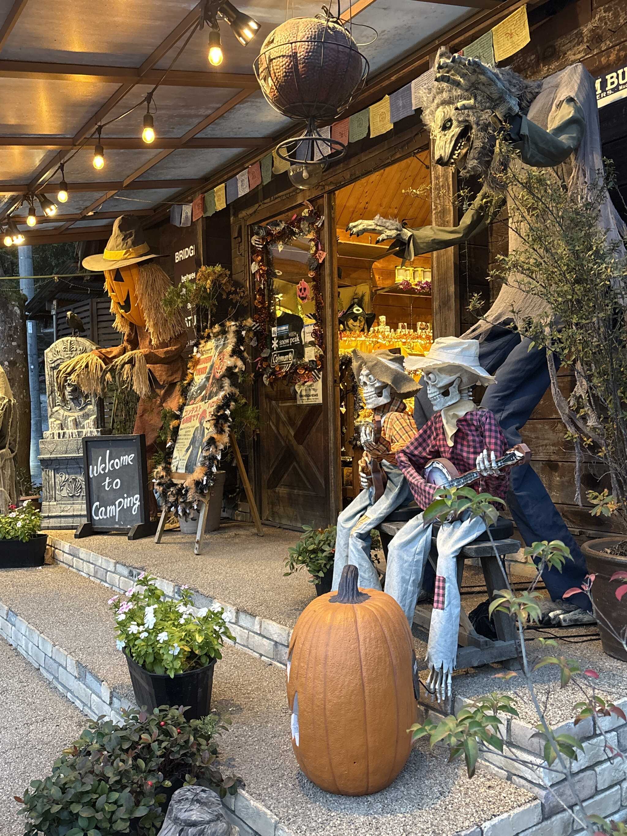 出迎えはハロウィーンのお化け