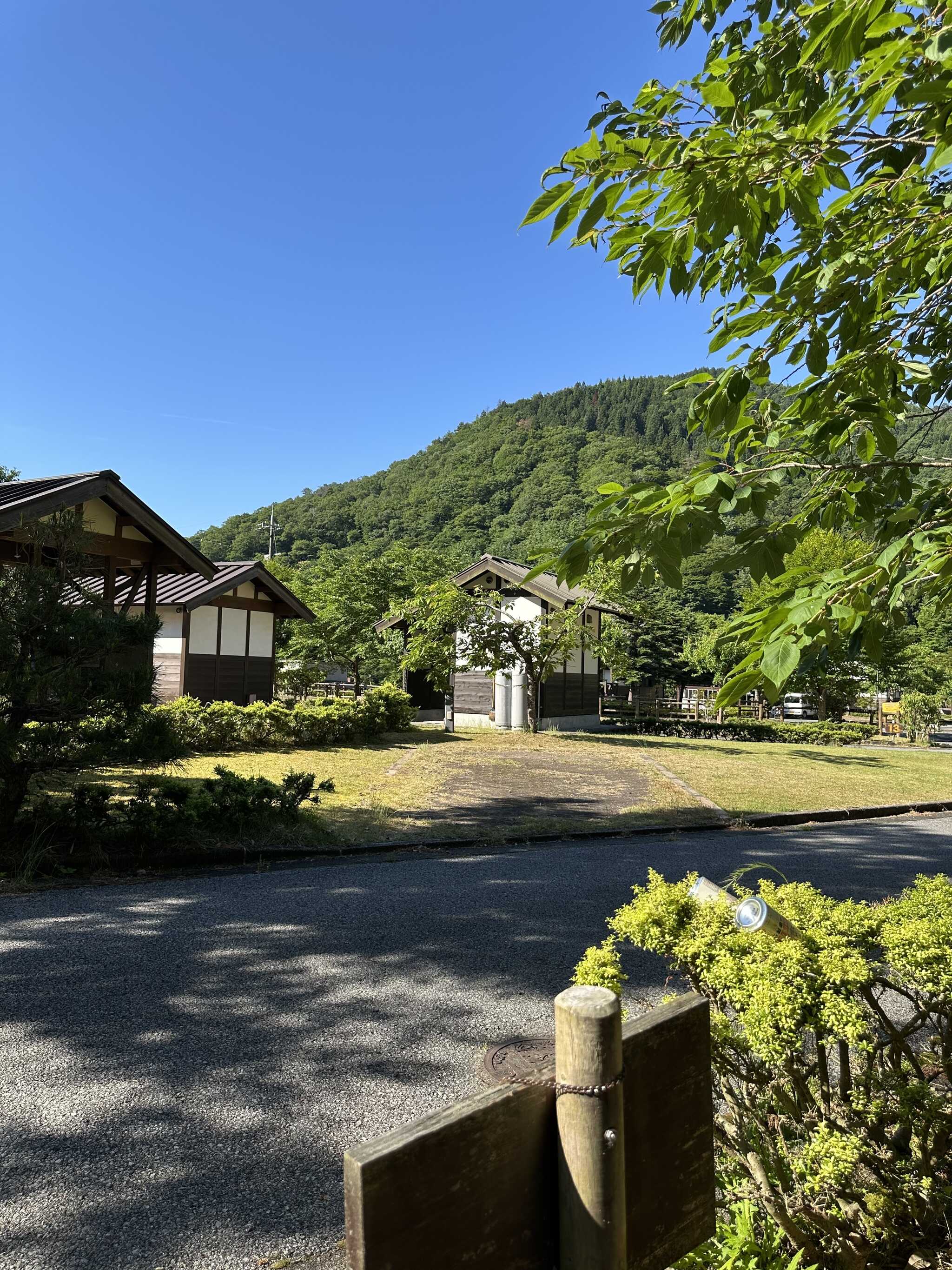 サイトNo2から炊事棟、トイレ、シャワー