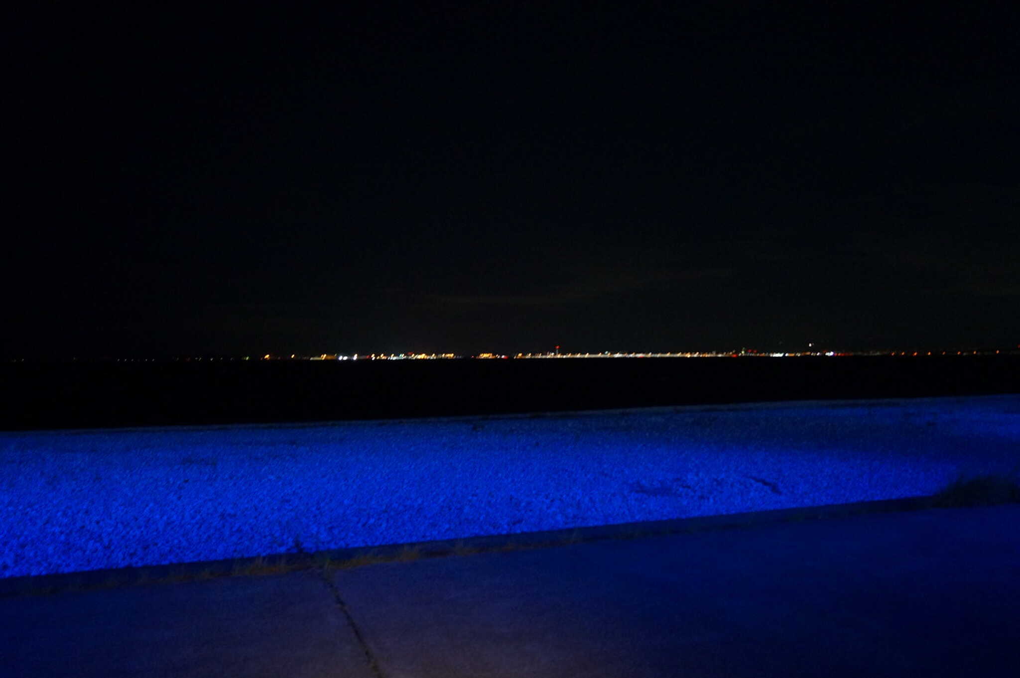 夜の浜辺 西