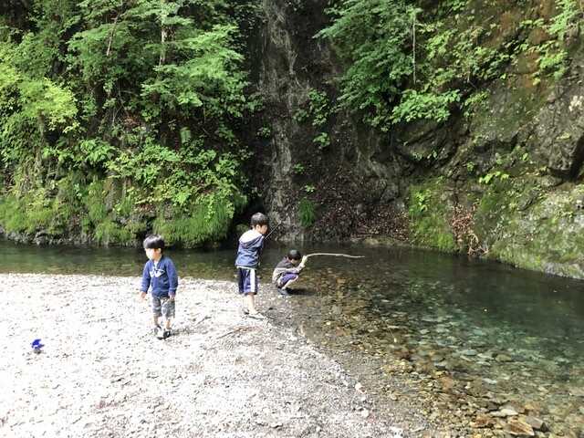 川で釣り