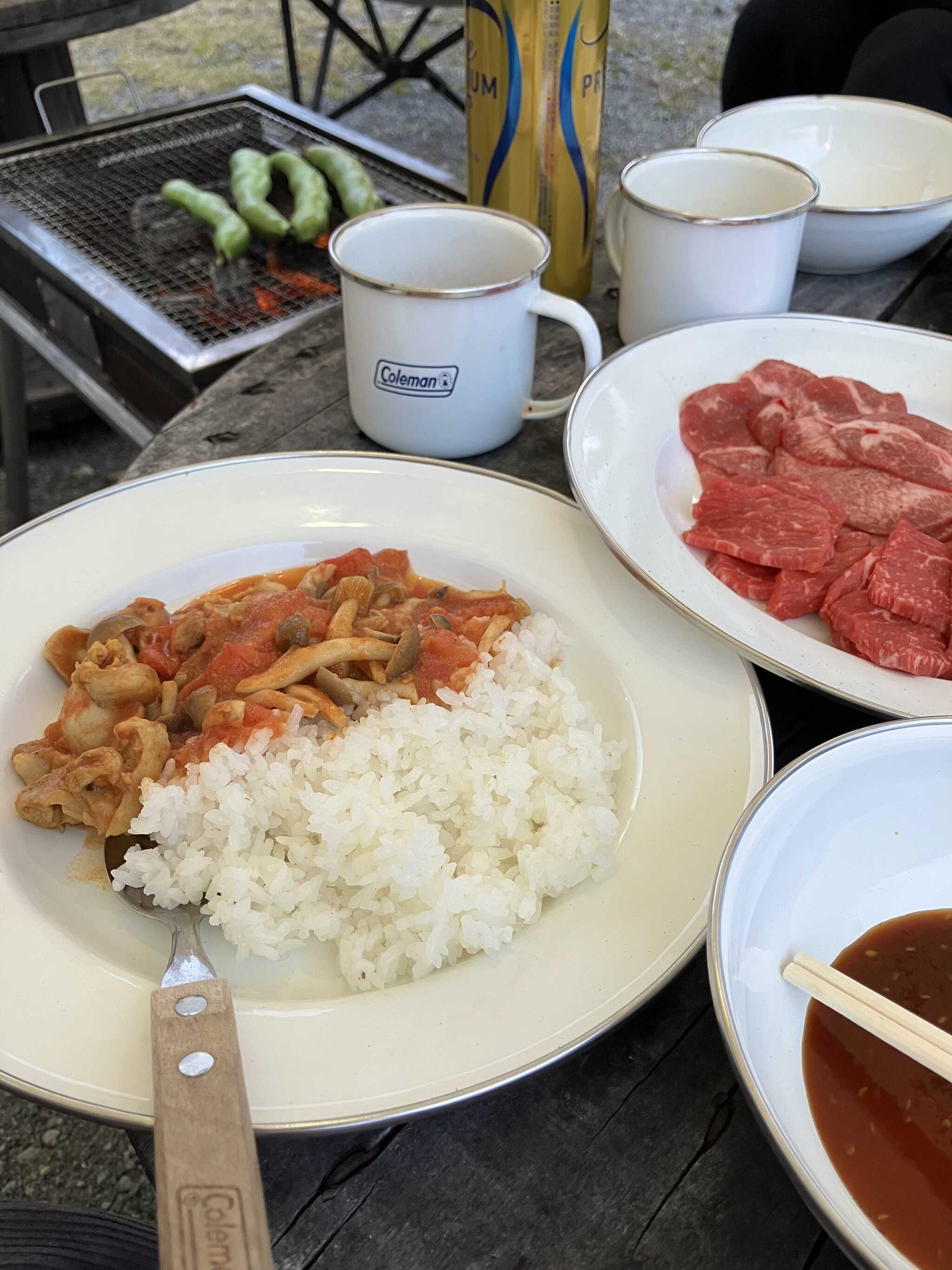 そろった食器が用意されています