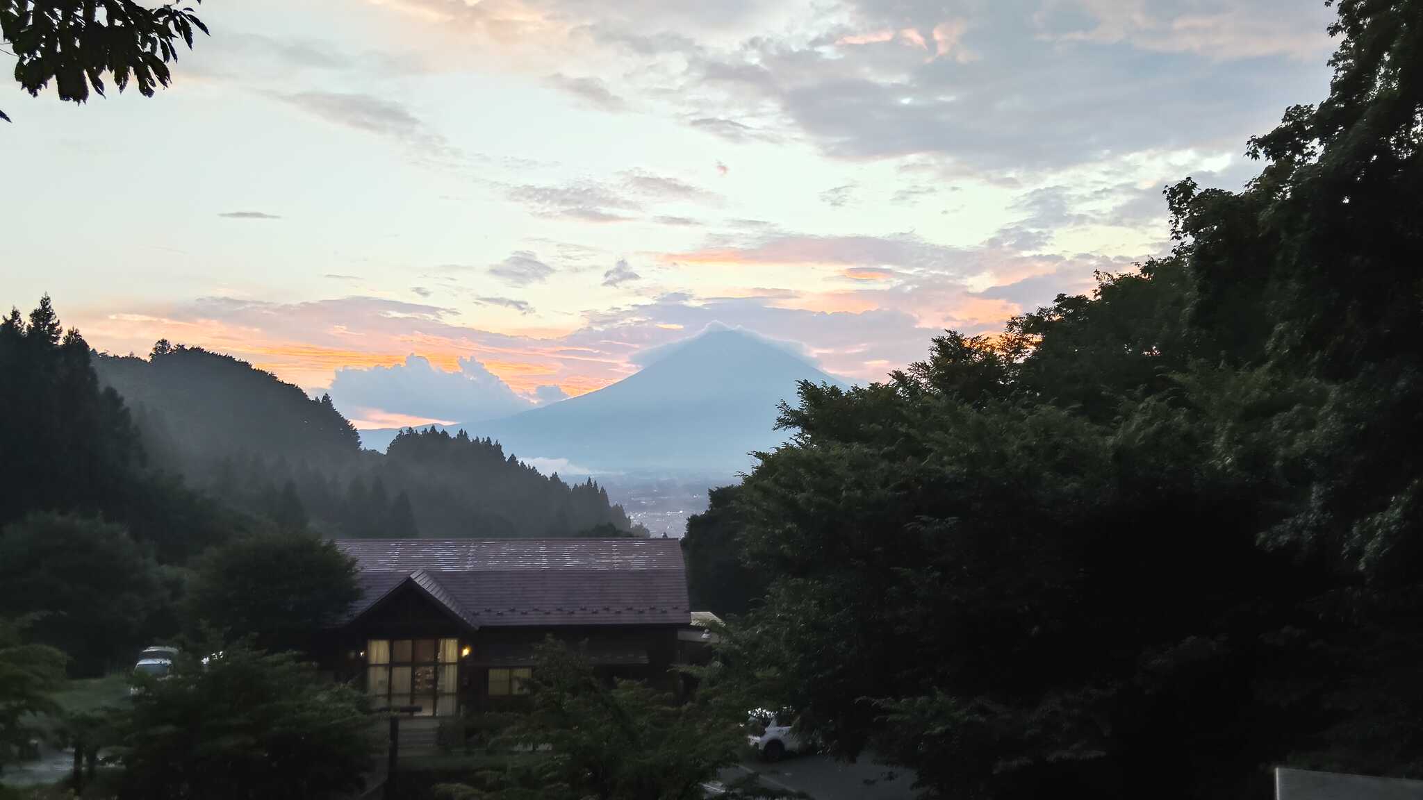 夕陽を背に。富士山ってやっぱ凄い
