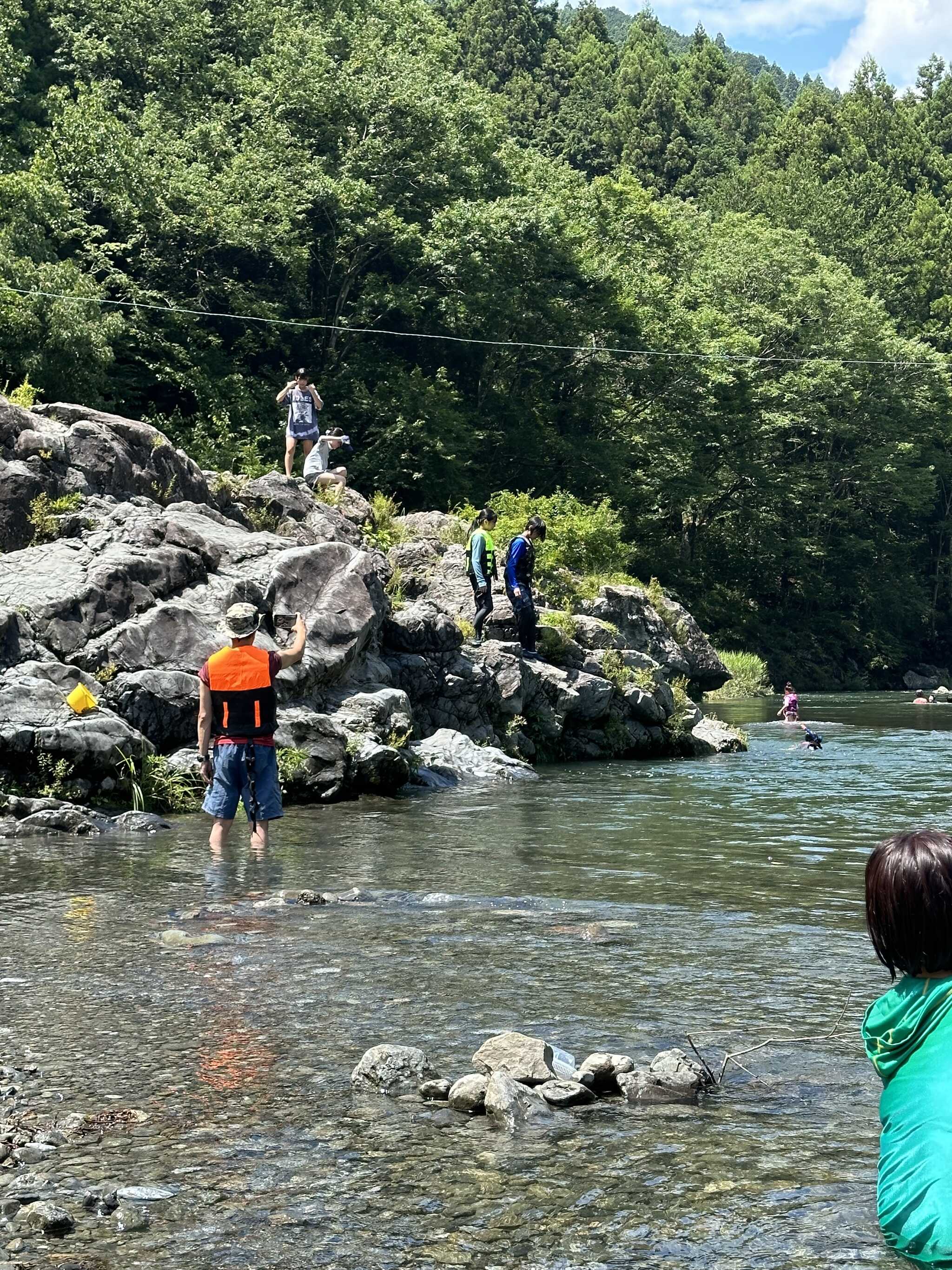 歩いて行ける川遊び場では岩からの飛び込みが人気
