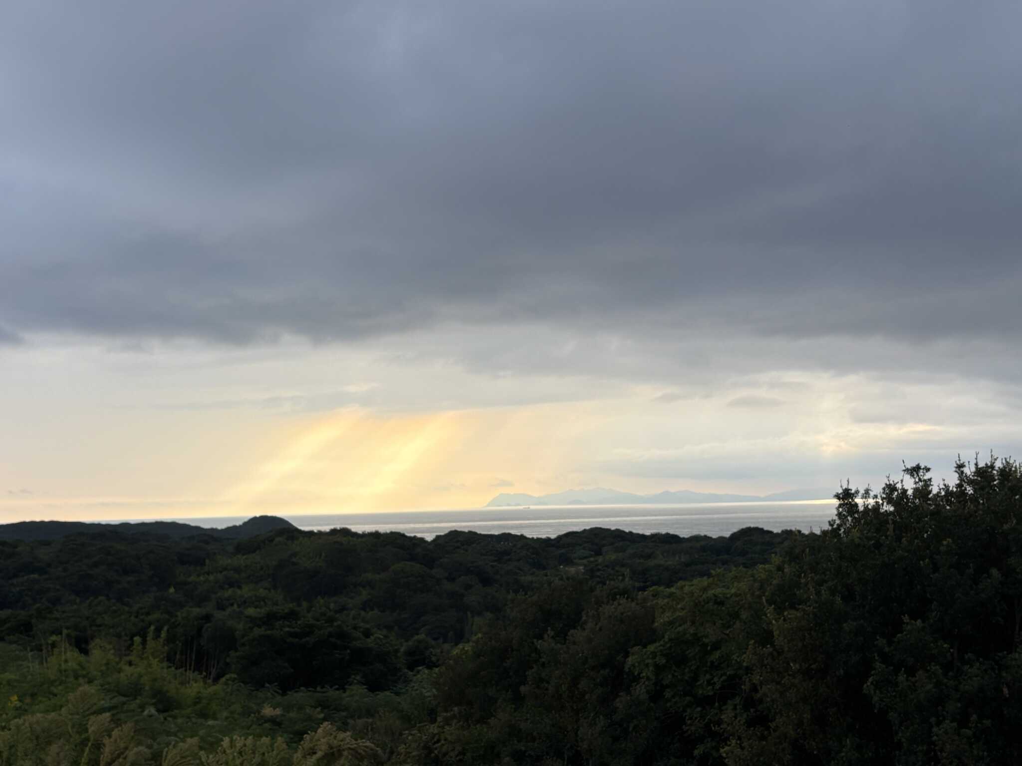 雲の切れ間からの階段