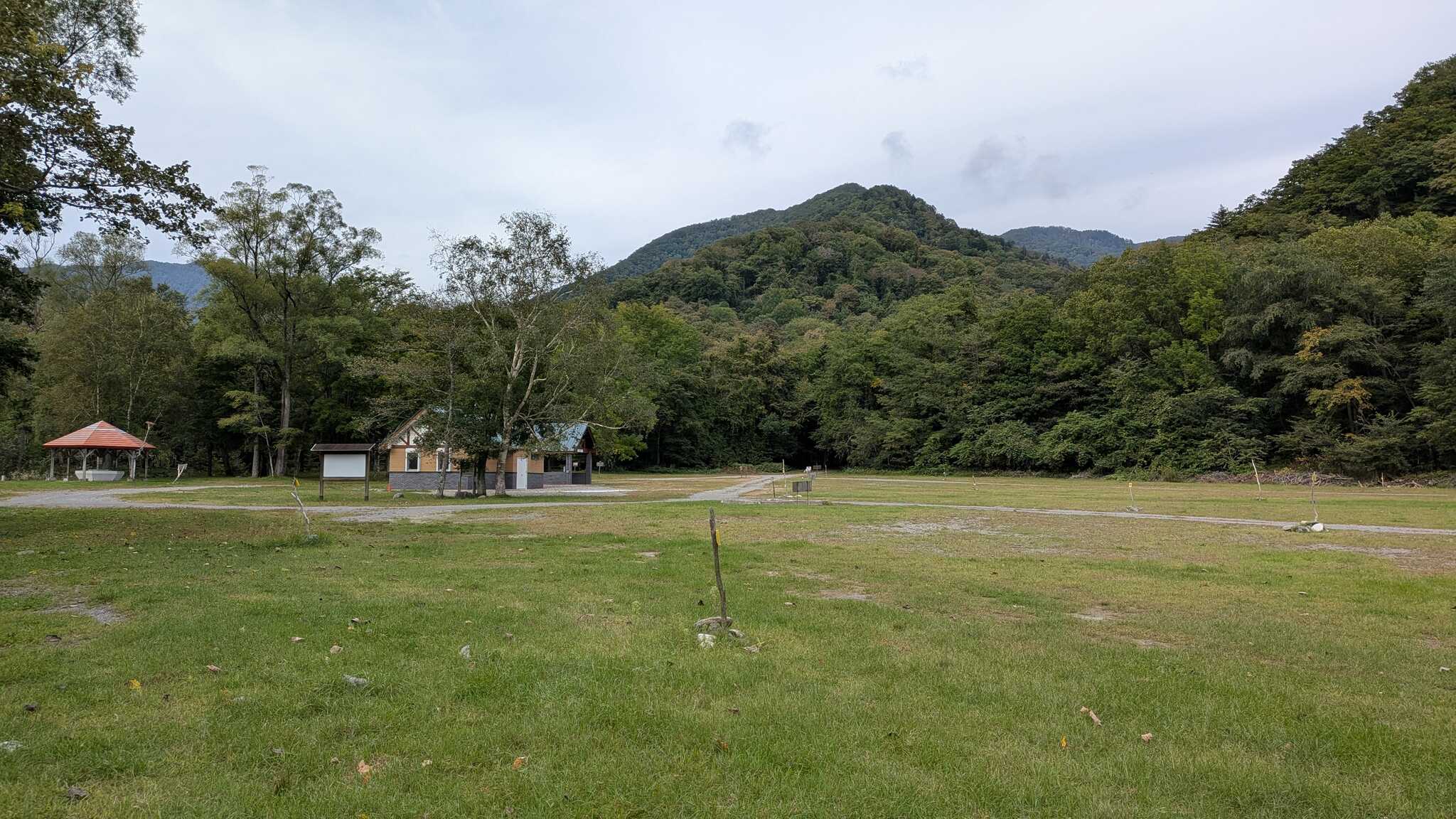 川沿いサイトからトイレ方向