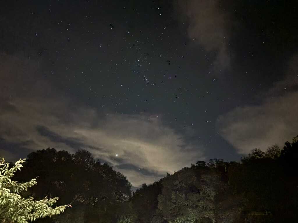 深夜の星空。昇るオリオン座です。
