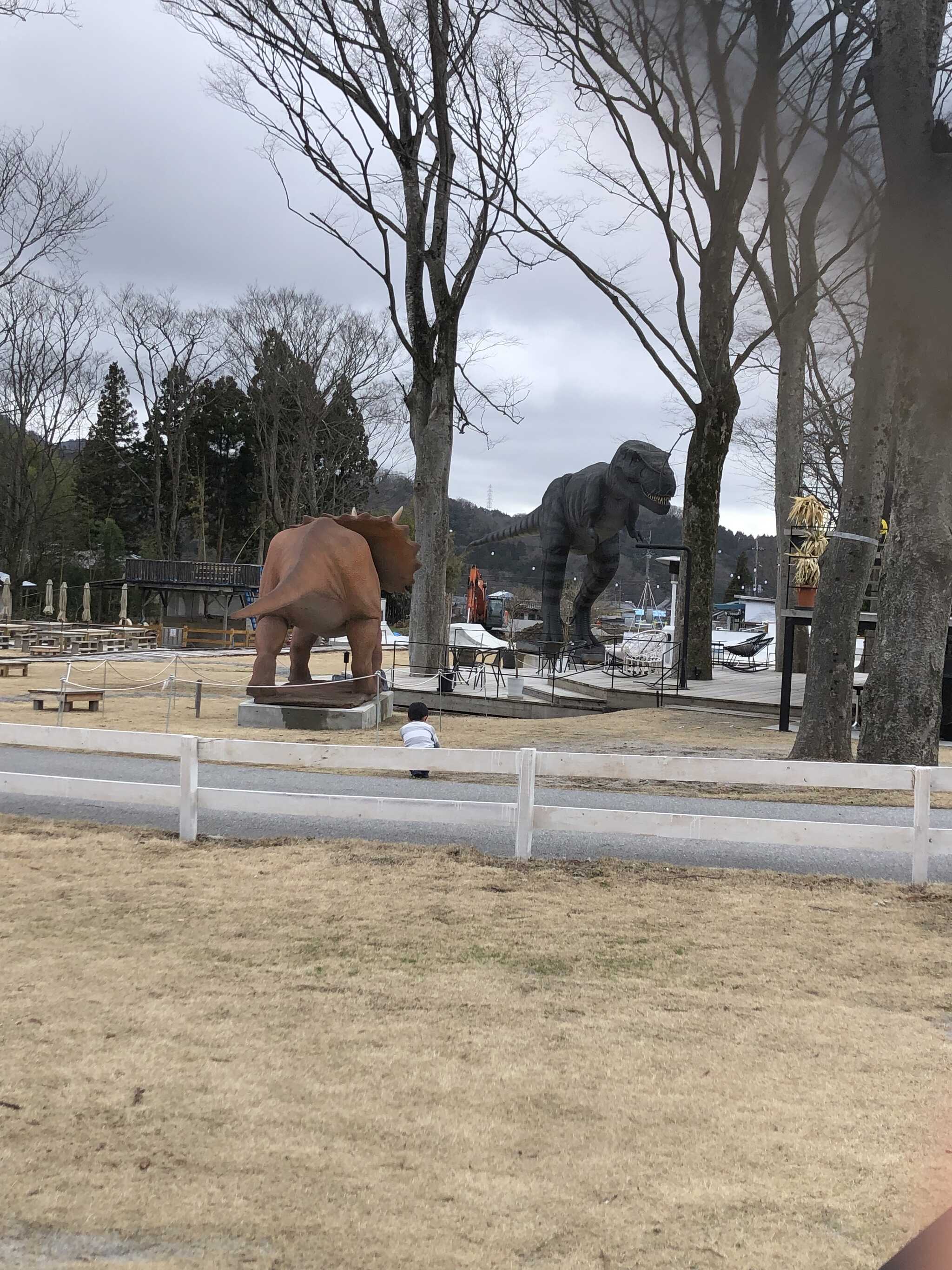 サイトから見える恐竜。広くはないので子どもがどこにいてもわかりやすい。