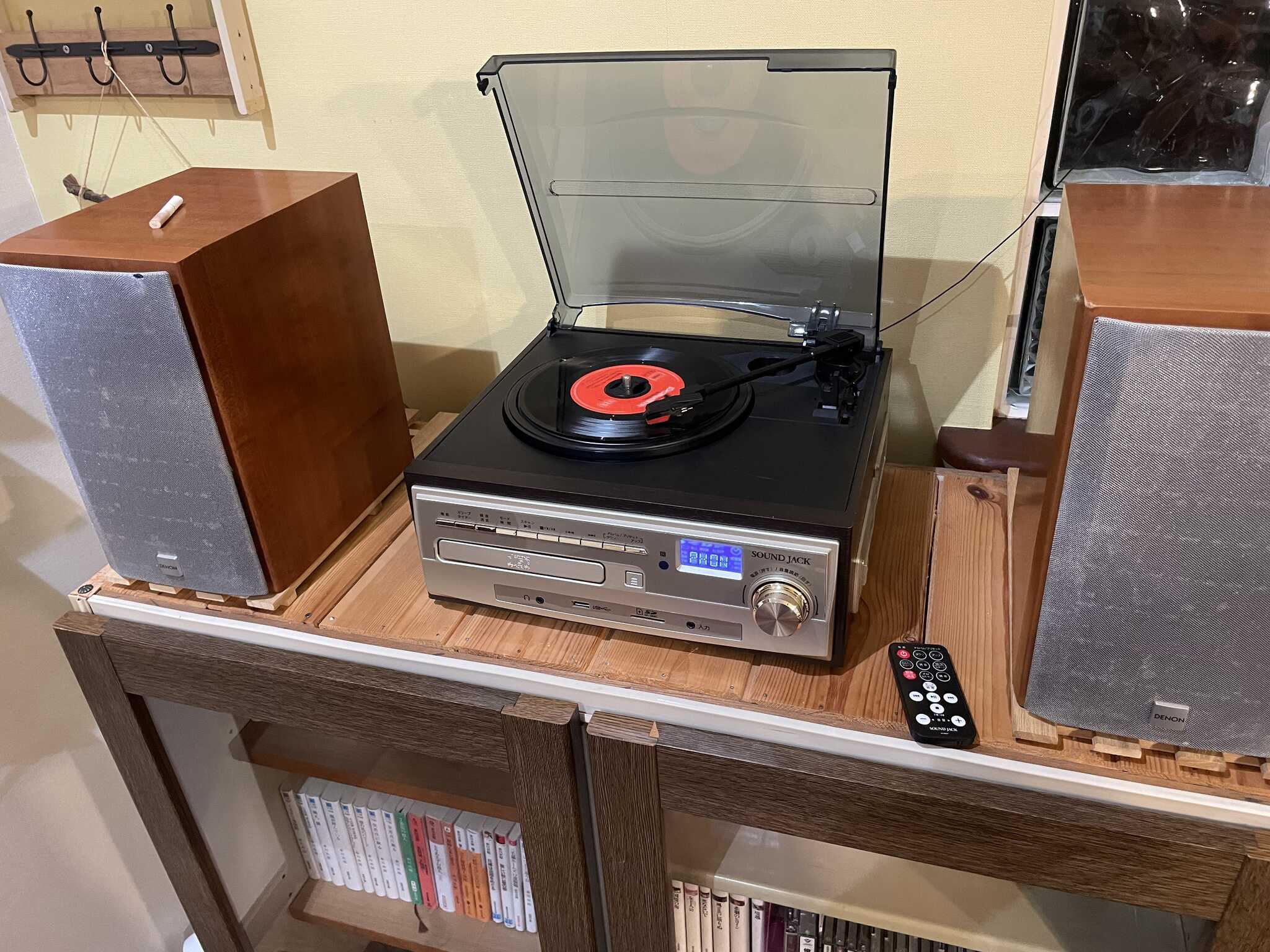 オーナー様のレコードやCDなどを聴く事が出来ます